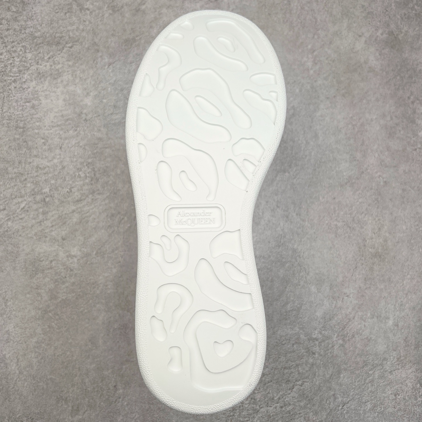 图片[9]-＃纯原 Alexander McQueen/亚历山大麦昆经典松糕鞋厚底增高小白鞋 增高效果7CM 最经典简约百搭的小白鞋没有之一 官方2023版最新细节 意大利进口原厂开边珠抗裂头层牛皮 表层面皮带凸起不规则小漆点 升级进口牛皮内里加PU鞋垫 区别市面旧版国产丝光绸鞋面加小羊皮内里 成本单价回弹度性耐磨性不在一个级别 E厂钢印烫金中底版细节 注意此代工厂出品没有带固特异钉子 最完美的增高百搭小白鞋 全套原版包装 配件齐全 官方一致 凹凸定制正品原盒包装 定制蓝色得物纸盒外包装加固 尺码：35 36 37 38 39 40 41 42 43 44 45-选品中心