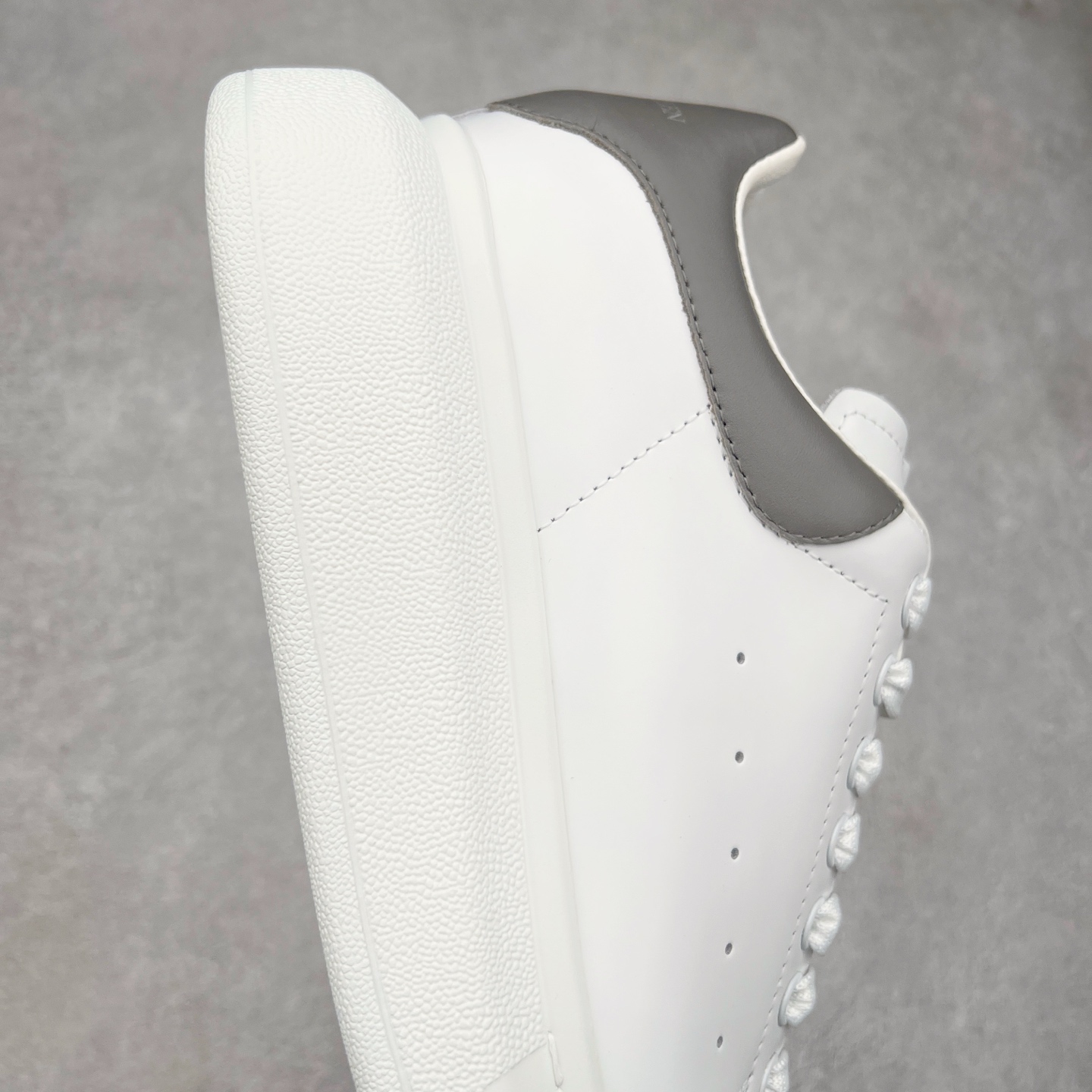 图片[6]-＃纯原 Alexander McQueen/亚历山大麦昆经典松糕鞋厚底增高小白鞋 增高效果7CM 最经典简约百搭的小白鞋没有之一 官方2023版最新细节 意大利进口原厂开边珠抗裂头层牛皮 表层面皮带凸起不规则小漆点 升级进口牛皮内里加PU鞋垫 区别市面旧版国产丝光绸鞋面加小羊皮内里 成本单价回弹度性耐磨性不在一个级别 E厂钢印烫金中底版细节 注意此代工厂出品没有带固特异钉子 最完美的增高百搭小白鞋 全套原版包装 配件齐全 官方一致 凹凸定制正品原盒包装 定制蓝色得物纸盒外包装加固 尺码：35 36 37 38 39 40 41 42 43 44 45-选品中心