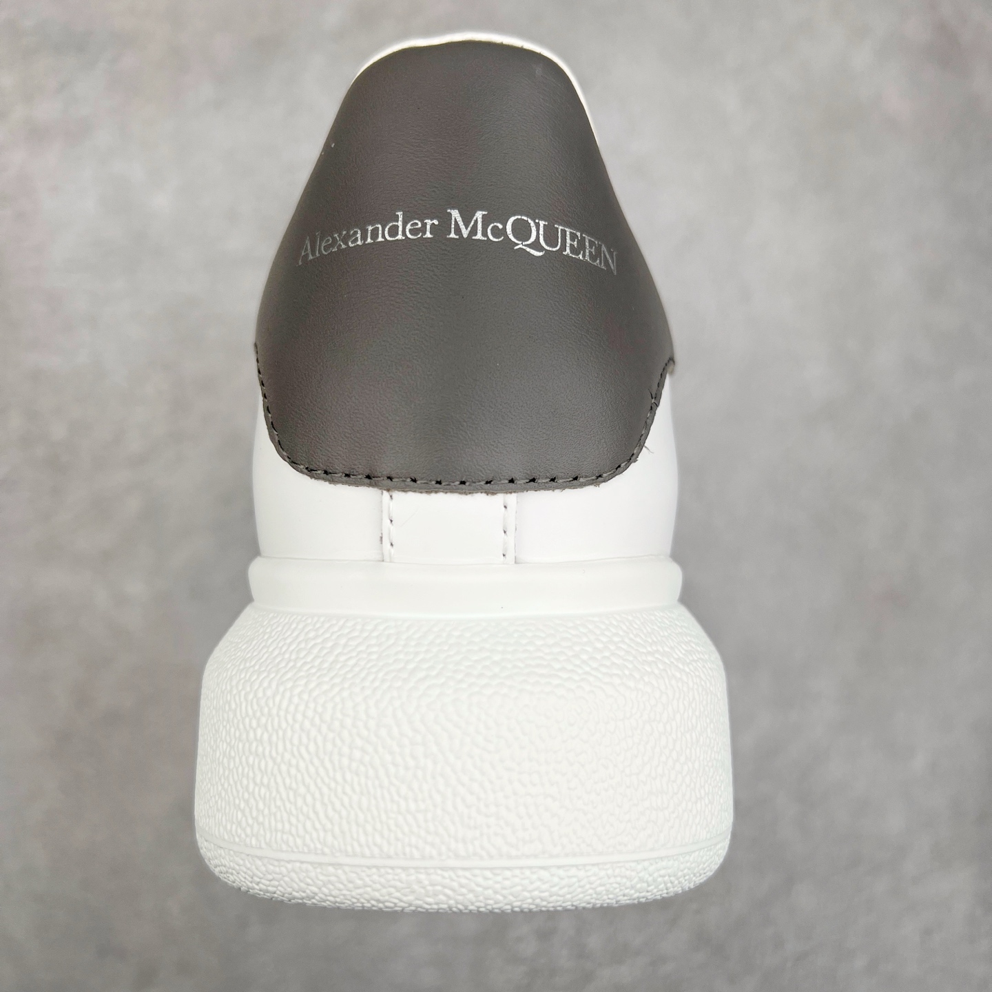 图片[8]-＃纯原 Alexander McQueen/亚历山大麦昆经典松糕鞋厚底增高小白鞋 增高效果7CM 最经典简约百搭的小白鞋没有之一 官方2023版最新细节 意大利进口原厂开边珠抗裂头层牛皮 表层面皮带凸起不规则小漆点 升级进口牛皮内里加PU鞋垫 区别市面旧版国产丝光绸鞋面加小羊皮内里 成本单价回弹度性耐磨性不在一个级别 E厂钢印烫金中底版细节 注意此代工厂出品没有带固特异钉子 最完美的增高百搭小白鞋 全套原版包装 配件齐全 官方一致 凹凸定制正品原盒包装 定制蓝色得物纸盒外包装加固 尺码：35 36 37 38 39 40 41 42 43 44 45-选品中心