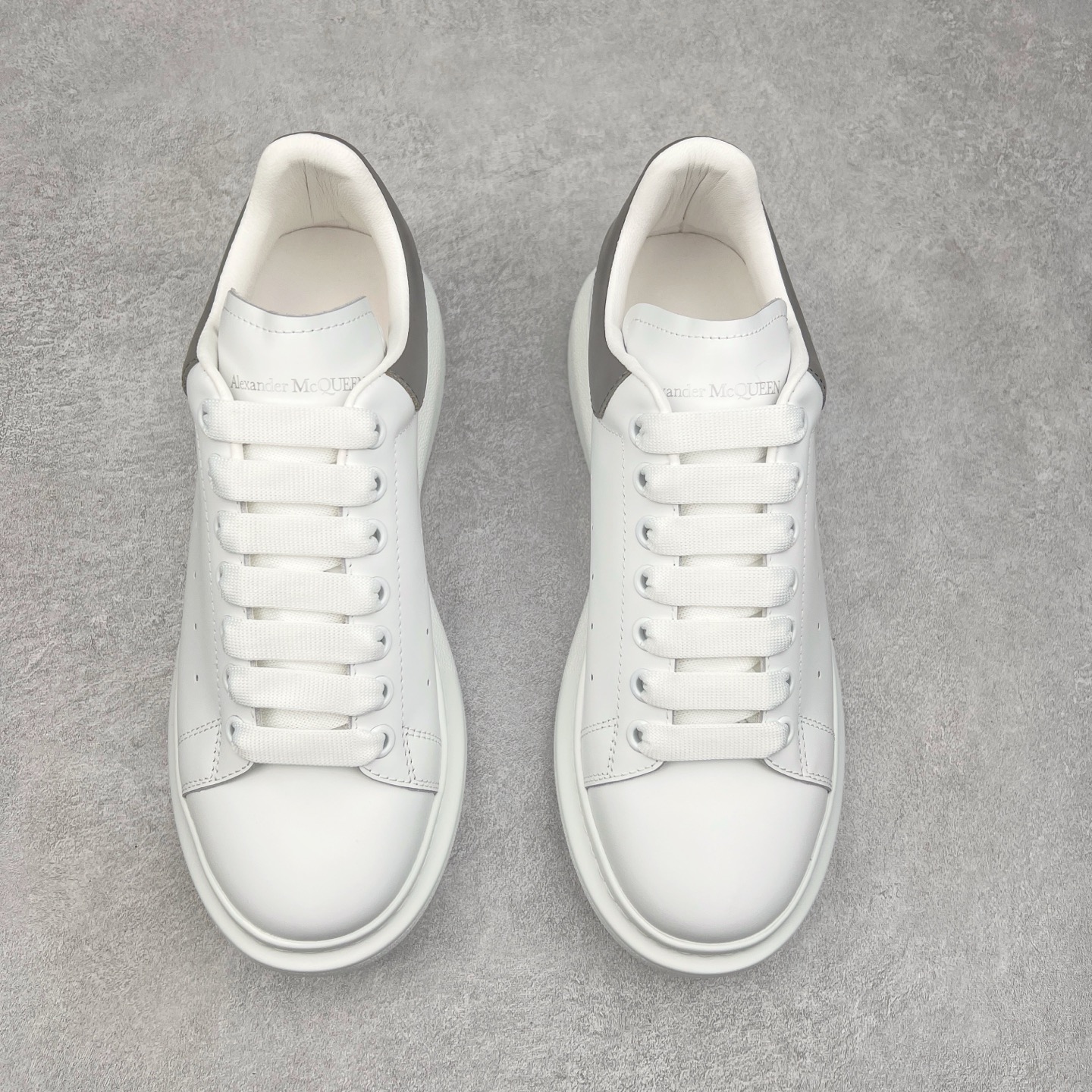 图片[2]-＃纯原 Alexander McQueen/亚历山大麦昆经典松糕鞋厚底增高小白鞋 增高效果7CM 最经典简约百搭的小白鞋没有之一 官方2023版最新细节 意大利进口原厂开边珠抗裂头层牛皮 表层面皮带凸起不规则小漆点 升级进口牛皮内里加PU鞋垫 区别市面旧版国产丝光绸鞋面加小羊皮内里 成本单价回弹度性耐磨性不在一个级别 E厂钢印烫金中底版细节 注意此代工厂出品没有带固特异钉子 最完美的增高百搭小白鞋 全套原版包装 配件齐全 官方一致 凹凸定制正品原盒包装 定制蓝色得物纸盒外包装加固 尺码：35 36 37 38 39 40 41 42 43 44 45-选品中心