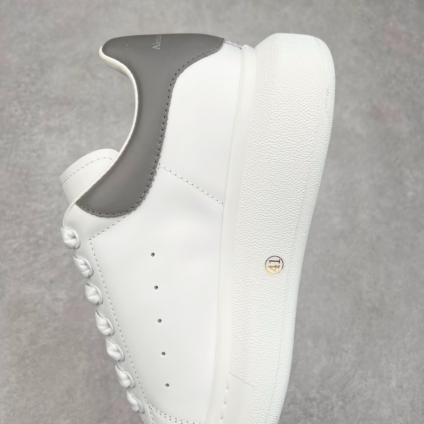 图片[7]-＃纯原 Alexander McQueen/亚历山大麦昆经典松糕鞋厚底增高小白鞋 增高效果7CM 最经典简约百搭的小白鞋没有之一 官方2023版最新细节 意大利进口原厂开边珠抗裂头层牛皮 表层面皮带凸起不规则小漆点 升级进口牛皮内里加PU鞋垫 区别市面旧版国产丝光绸鞋面加小羊皮内里 成本单价回弹度性耐磨性不在一个级别 E厂钢印烫金中底版细节 注意此代工厂出品没有带固特异钉子 最完美的增高百搭小白鞋 全套原版包装 配件齐全 官方一致 凹凸定制正品原盒包装 定制蓝色得物纸盒外包装加固 尺码：35 36 37 38 39 40 41 42 43 44 45-选品中心