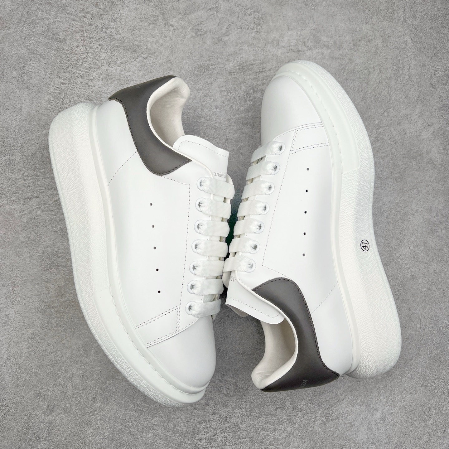图片[3]-＃纯原 Alexander McQueen/亚历山大麦昆经典松糕鞋厚底增高小白鞋 增高效果7CM 最经典简约百搭的小白鞋没有之一 官方2023版最新细节 意大利进口原厂开边珠抗裂头层牛皮 表层面皮带凸起不规则小漆点 升级进口牛皮内里加PU鞋垫 区别市面旧版国产丝光绸鞋面加小羊皮内里 成本单价回弹度性耐磨性不在一个级别 E厂钢印烫金中底版细节 注意此代工厂出品没有带固特异钉子 最完美的增高百搭小白鞋 全套原版包装 配件齐全 官方一致 凹凸定制正品原盒包装 定制蓝色得物纸盒外包装加固 尺码：35 36 37 38 39 40 41 42 43 44 45-选品中心