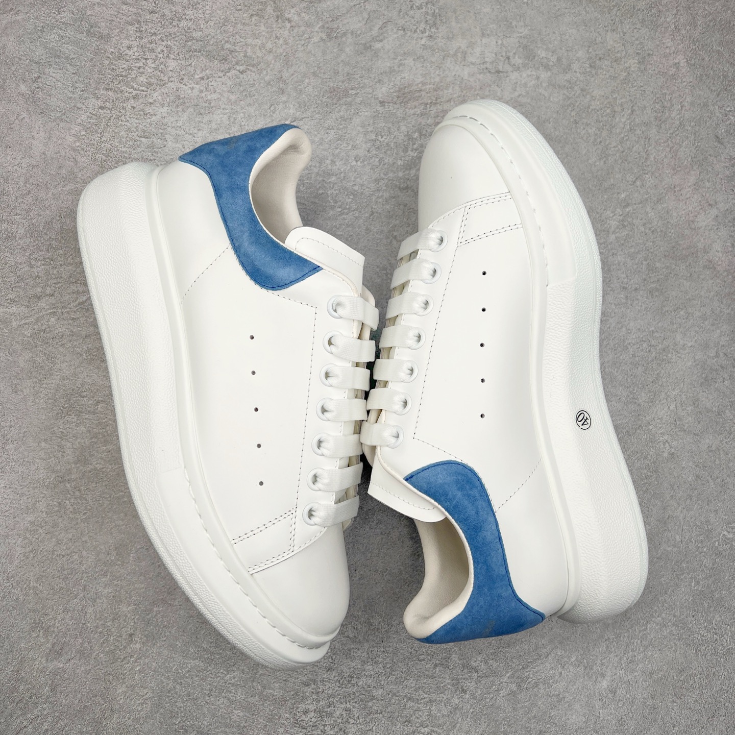 图片[3]-＃纯原 Alexander McQueen/亚历山大麦昆经典松糕鞋厚底增高小白鞋 增高效果7CM 最经典简约百搭的小白鞋没有之一 官方2023版最新细节 意大利进口原厂开边珠抗裂头层牛皮 表层面皮带凸起不规则小漆点 升级进口牛皮内里加PU鞋垫 区别市面旧版国产丝光绸鞋面加小羊皮内里 成本单价回弹度性耐磨性不在一个级别 E厂钢印烫金中底版细节 注意此代工厂出品没有带固特异钉子 最完美的增高百搭小白鞋 全套原版包装 配件齐全 官方一致 凹凸定制正品原盒包装 定制蓝色得物纸盒外包装加固 尺码：35 36 37 38 39 40 41 42 43 44 45-选品中心