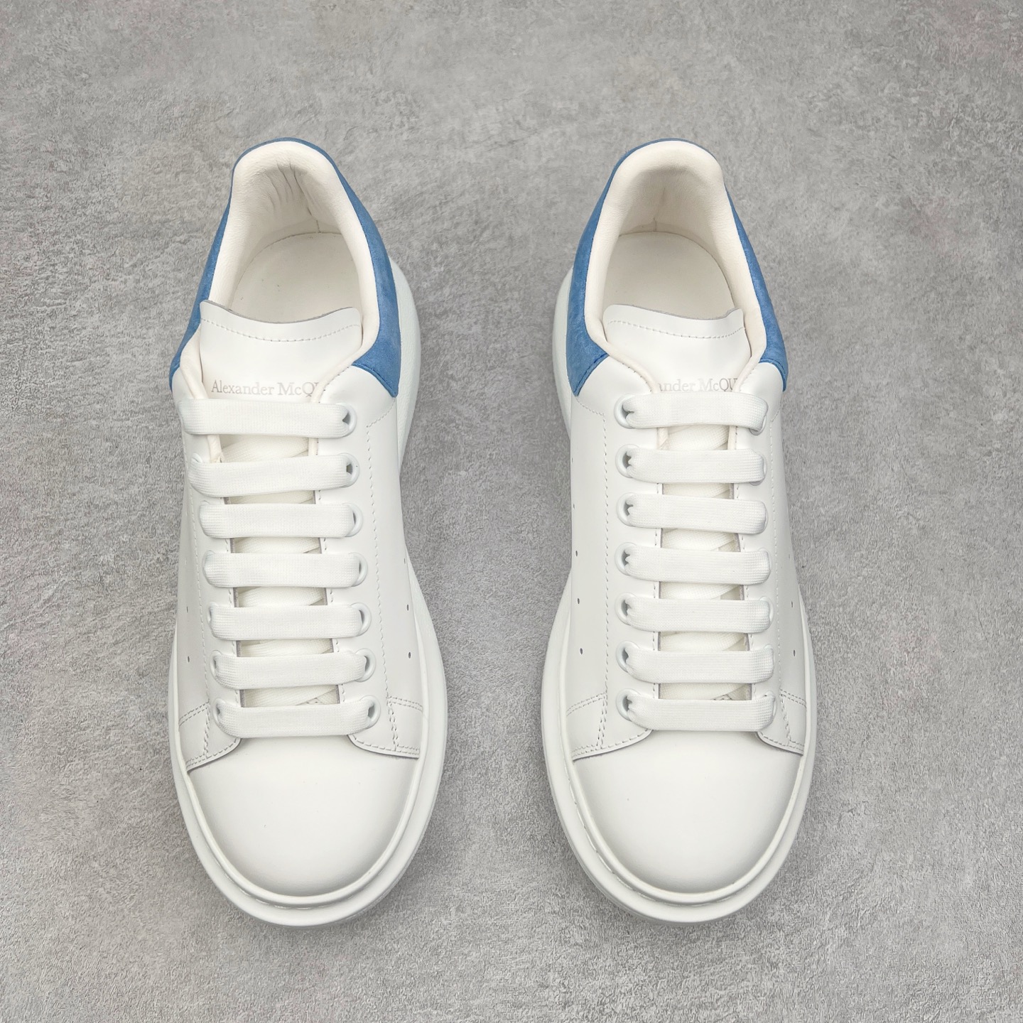 图片[2]-＃纯原 Alexander McQueen/亚历山大麦昆经典松糕鞋厚底增高小白鞋 增高效果7CM 最经典简约百搭的小白鞋没有之一 官方2023版最新细节 意大利进口原厂开边珠抗裂头层牛皮 表层面皮带凸起不规则小漆点 升级进口牛皮内里加PU鞋垫 区别市面旧版国产丝光绸鞋面加小羊皮内里 成本单价回弹度性耐磨性不在一个级别 E厂钢印烫金中底版细节 注意此代工厂出品没有带固特异钉子 最完美的增高百搭小白鞋 全套原版包装 配件齐全 官方一致 凹凸定制正品原盒包装 定制蓝色得物纸盒外包装加固 尺码：35 36 37 38 39 40 41 42 43 44 45-选品中心