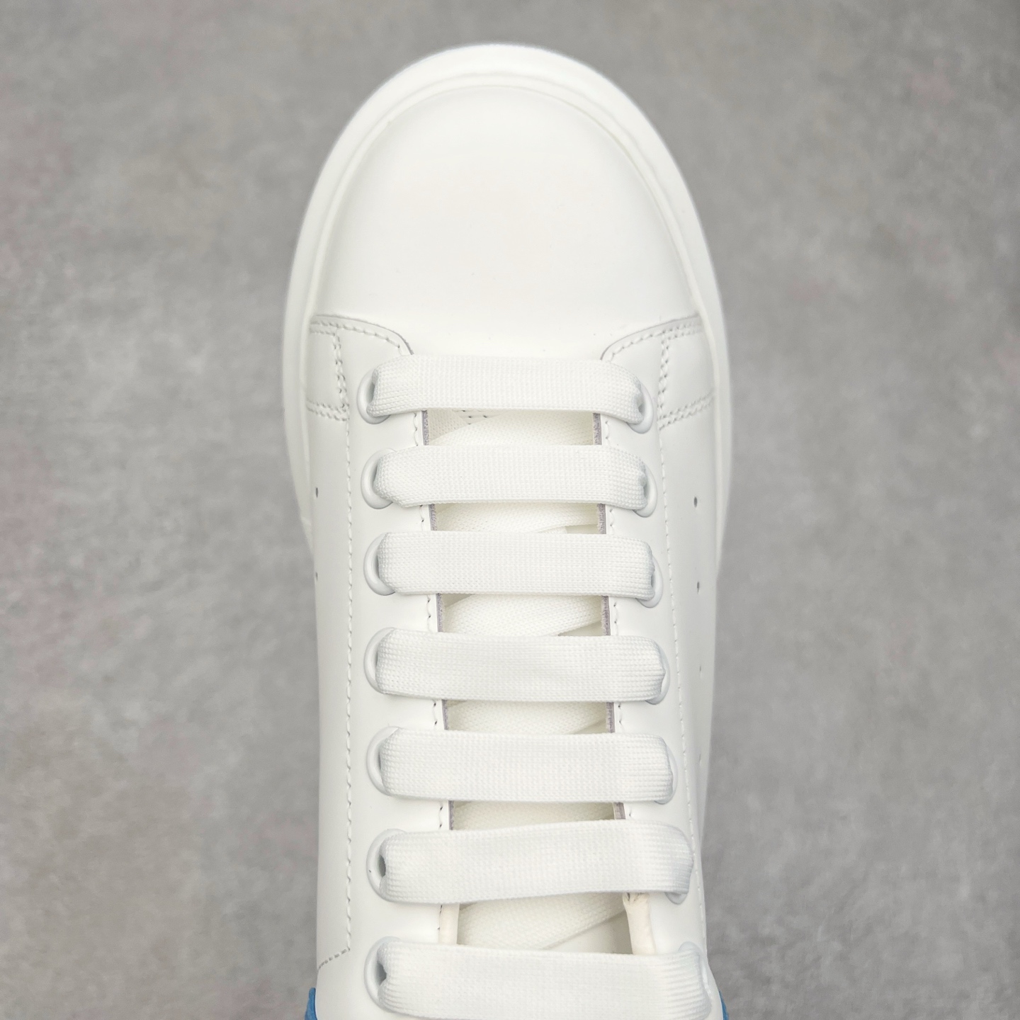 图片[4]-＃纯原 Alexander McQueen/亚历山大麦昆经典松糕鞋厚底增高小白鞋 增高效果7CM 最经典简约百搭的小白鞋没有之一 官方2023版最新细节 意大利进口原厂开边珠抗裂头层牛皮 表层面皮带凸起不规则小漆点 升级进口牛皮内里加PU鞋垫 区别市面旧版国产丝光绸鞋面加小羊皮内里 成本单价回弹度性耐磨性不在一个级别 E厂钢印烫金中底版细节 注意此代工厂出品没有带固特异钉子 最完美的增高百搭小白鞋 全套原版包装 配件齐全 官方一致 凹凸定制正品原盒包装 定制蓝色得物纸盒外包装加固 尺码：35 36 37 38 39 40 41 42 43 44 45-选品中心