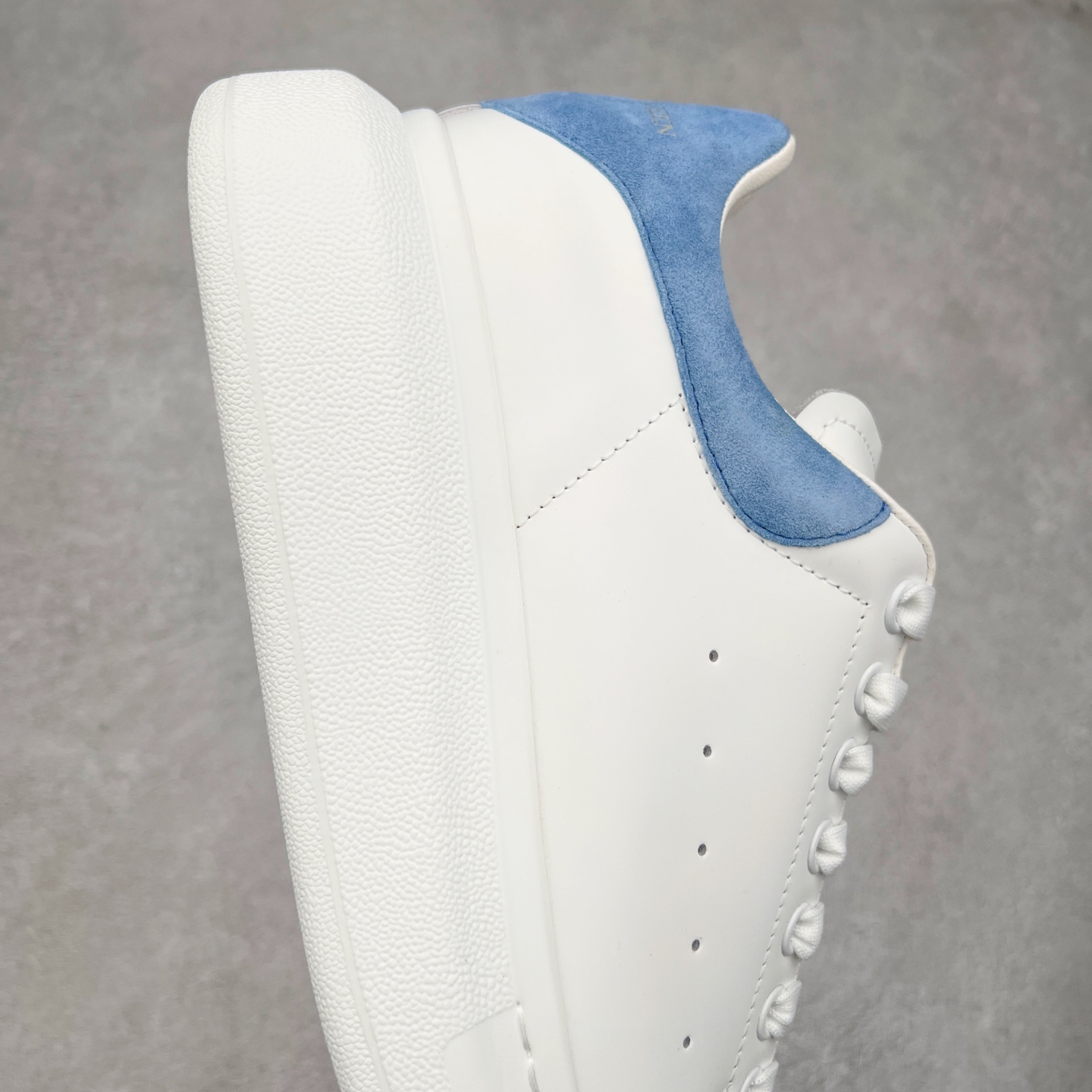 图片[6]-＃纯原 Alexander McQueen/亚历山大麦昆经典松糕鞋厚底增高小白鞋 增高效果7CM 最经典简约百搭的小白鞋没有之一 官方2023版最新细节 意大利进口原厂开边珠抗裂头层牛皮 表层面皮带凸起不规则小漆点 升级进口牛皮内里加PU鞋垫 区别市面旧版国产丝光绸鞋面加小羊皮内里 成本单价回弹度性耐磨性不在一个级别 E厂钢印烫金中底版细节 注意此代工厂出品没有带固特异钉子 最完美的增高百搭小白鞋 全套原版包装 配件齐全 官方一致 凹凸定制正品原盒包装 定制蓝色得物纸盒外包装加固 尺码：35 36 37 38 39 40 41 42 43 44 45-选品中心