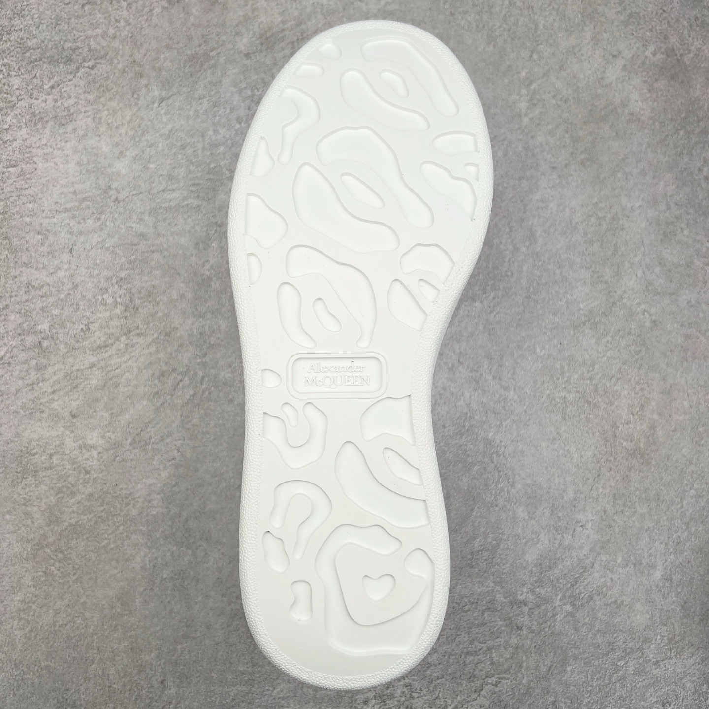 图片[9]-＃纯原 Alexander McQueen/亚历山大麦昆经典松糕鞋厚底增高小白鞋 增高效果7CM 最经典简约百搭的小白鞋没有之一 官方2023版最新细节 意大利进口原厂开边珠抗裂头层牛皮 表层面皮带凸起不规则小漆点 升级进口牛皮内里加PU鞋垫 区别市面旧版国产丝光绸鞋面加小羊皮内里 成本单价回弹度性耐磨性不在一个级别 E厂钢印烫金中底版细节 注意此代工厂出品没有带固特异钉子 最完美的增高百搭小白鞋 全套原版包装 配件齐全 官方一致 凹凸定制正品原盒包装 定制蓝色得物纸盒外包装加固 尺码：35 36 37 38 39 40 41 42 43 44 45-选品中心