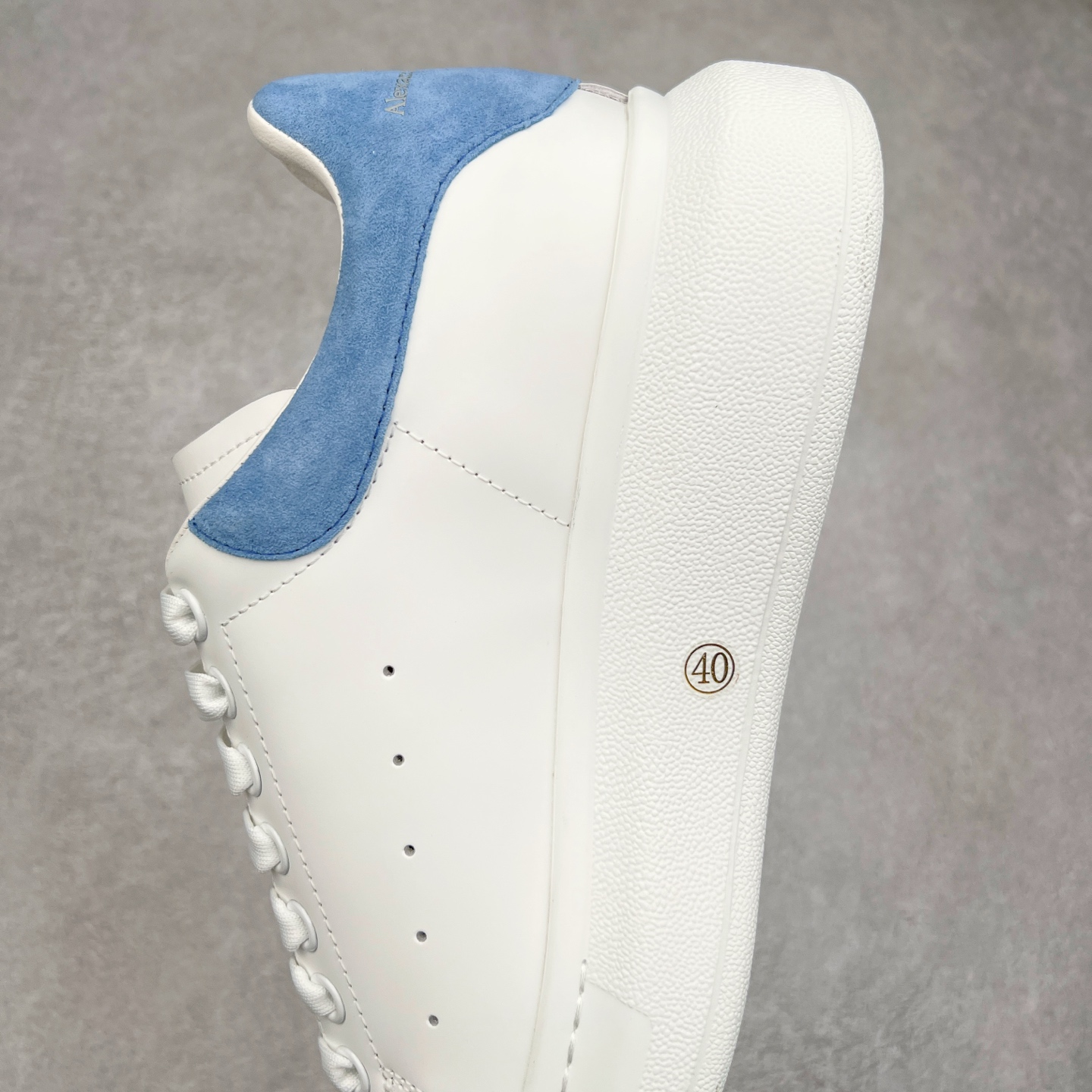 图片[7]-＃纯原 Alexander McQueen/亚历山大麦昆经典松糕鞋厚底增高小白鞋 增高效果7CM 最经典简约百搭的小白鞋没有之一 官方2023版最新细节 意大利进口原厂开边珠抗裂头层牛皮 表层面皮带凸起不规则小漆点 升级进口牛皮内里加PU鞋垫 区别市面旧版国产丝光绸鞋面加小羊皮内里 成本单价回弹度性耐磨性不在一个级别 E厂钢印烫金中底版细节 注意此代工厂出品没有带固特异钉子 最完美的增高百搭小白鞋 全套原版包装 配件齐全 官方一致 凹凸定制正品原盒包装 定制蓝色得物纸盒外包装加固 尺码：35 36 37 38 39 40 41 42 43 44 45-选品中心