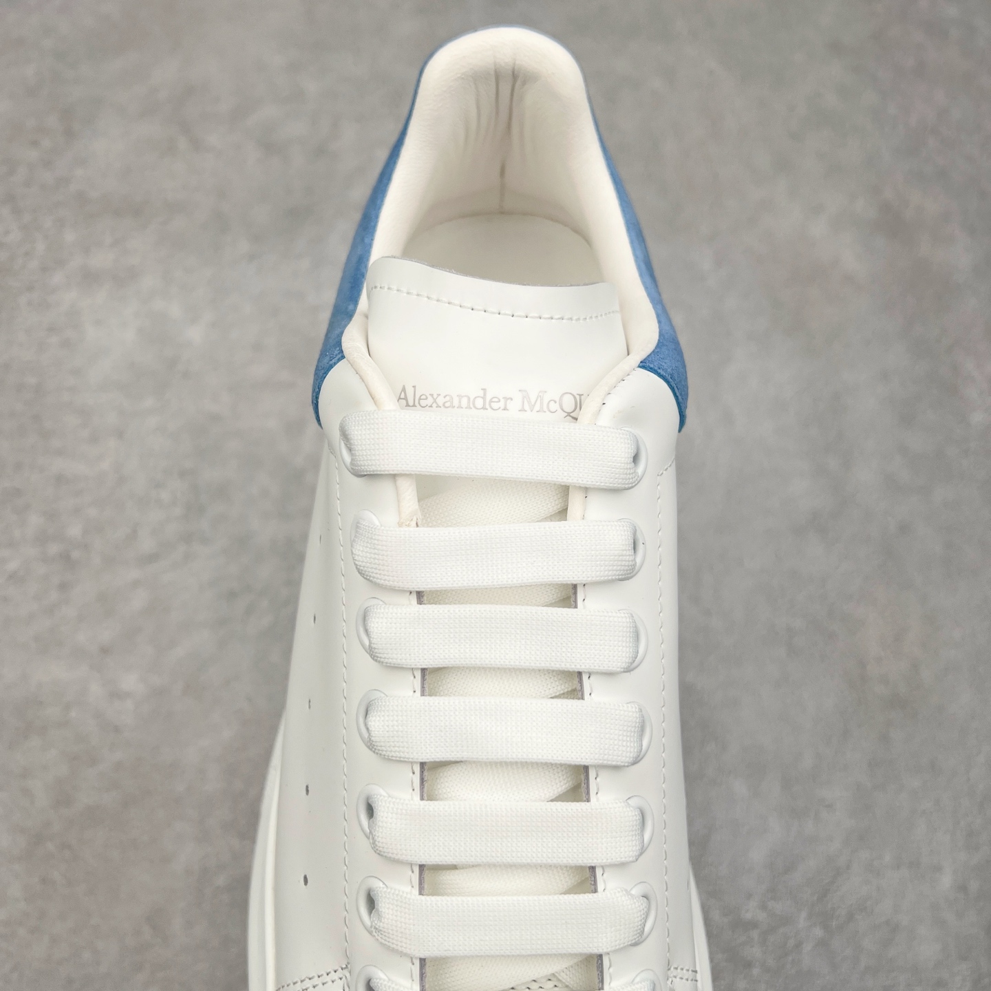 图片[5]-＃纯原 Alexander McQueen/亚历山大麦昆经典松糕鞋厚底增高小白鞋 增高效果7CM 最经典简约百搭的小白鞋没有之一 官方2023版最新细节 意大利进口原厂开边珠抗裂头层牛皮 表层面皮带凸起不规则小漆点 升级进口牛皮内里加PU鞋垫 区别市面旧版国产丝光绸鞋面加小羊皮内里 成本单价回弹度性耐磨性不在一个级别 E厂钢印烫金中底版细节 注意此代工厂出品没有带固特异钉子 最完美的增高百搭小白鞋 全套原版包装 配件齐全 官方一致 凹凸定制正品原盒包装 定制蓝色得物纸盒外包装加固 尺码：35 36 37 38 39 40 41 42 43 44 45-选品中心