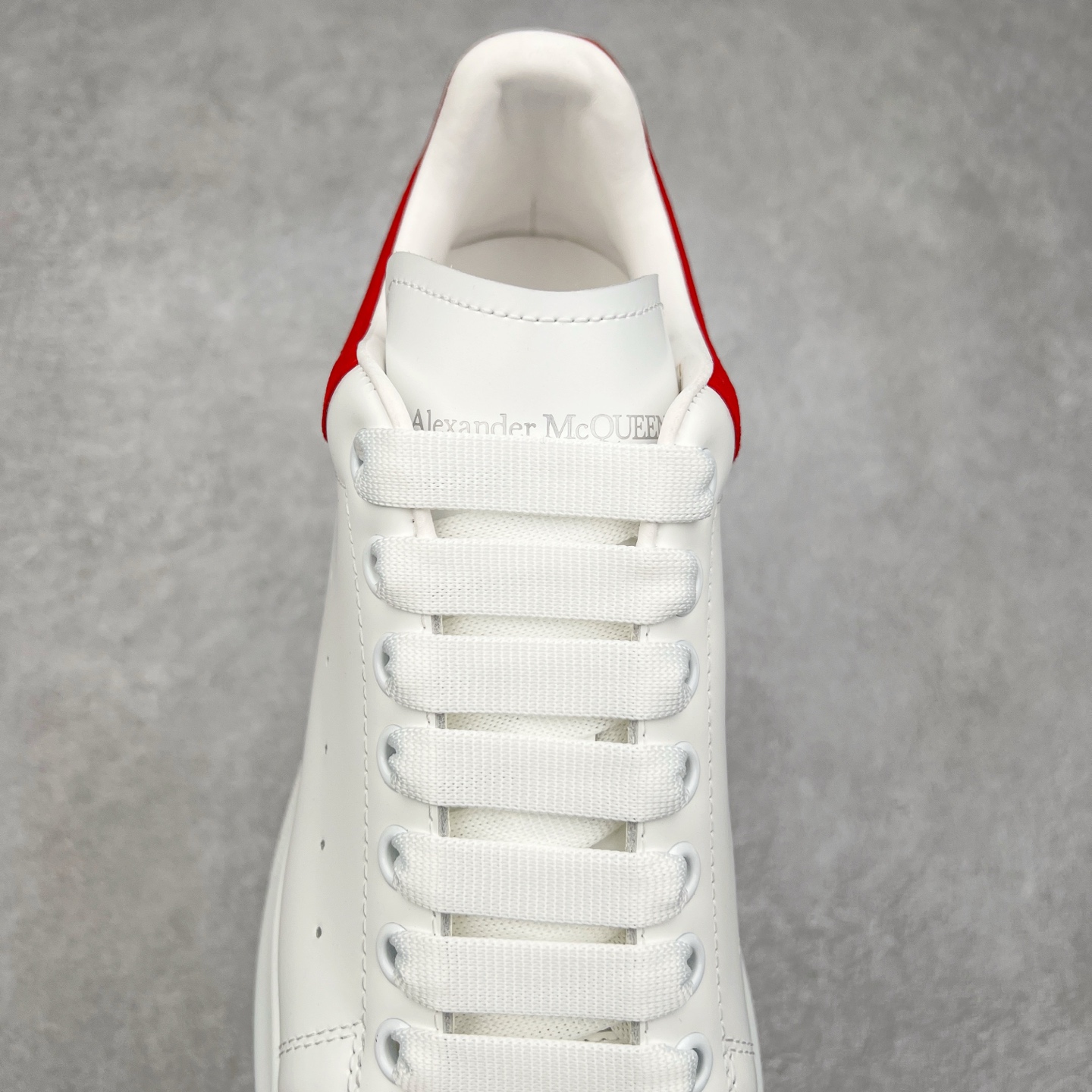 图片[5]-＃纯原 Alexander McQueen/亚历山大麦昆经典松糕鞋厚底增高小白鞋 增高效果7CM 最经典简约百搭的小白鞋没有之一 官方2023版最新细节 意大利进口原厂开边珠抗裂头层牛皮 表层面皮带凸起不规则小漆点 升级进口牛皮内里加PU鞋垫 区别市面旧版国产丝光绸鞋面加小羊皮内里 成本单价回弹度性耐磨性不在一个级别 E厂钢印烫金中底版细节 注意此代工厂出品没有带固特异钉子 最完美的增高百搭小白鞋 全套原版包装 配件齐全 官方一致 凹凸定制正品原盒包装 定制蓝色得物纸盒外包装加固 尺码：35 36 37 38 39 40 41 42 43 44 45-选品中心