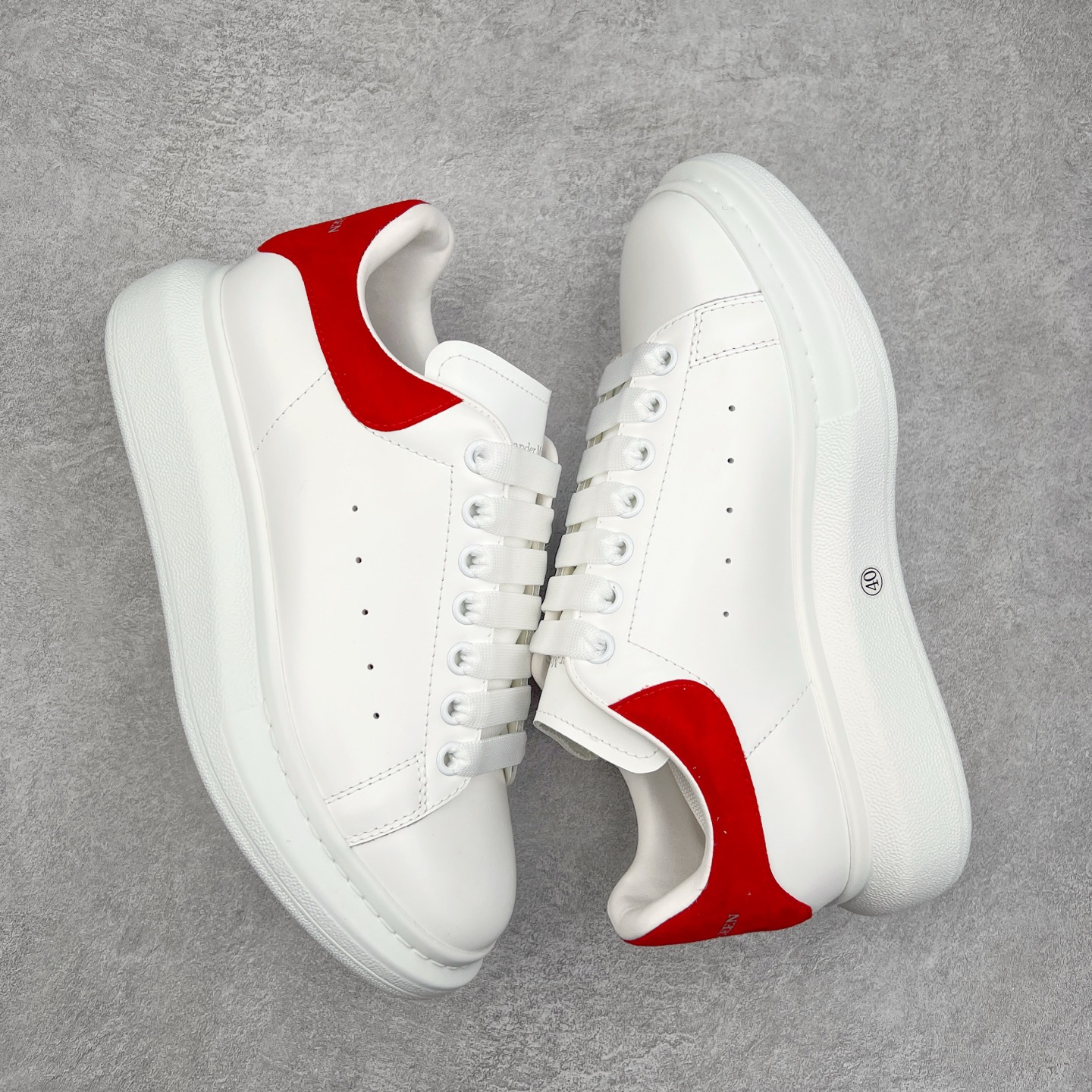 图片[3]-＃纯原 Alexander McQueen/亚历山大麦昆经典松糕鞋厚底增高小白鞋 增高效果7CM 最经典简约百搭的小白鞋没有之一 官方2023版最新细节 意大利进口原厂开边珠抗裂头层牛皮 表层面皮带凸起不规则小漆点 升级进口牛皮内里加PU鞋垫 区别市面旧版国产丝光绸鞋面加小羊皮内里 成本单价回弹度性耐磨性不在一个级别 E厂钢印烫金中底版细节 注意此代工厂出品没有带固特异钉子 最完美的增高百搭小白鞋 全套原版包装 配件齐全 官方一致 凹凸定制正品原盒包装 定制蓝色得物纸盒外包装加固 尺码：35 36 37 38 39 40 41 42 43 44 45-选品中心