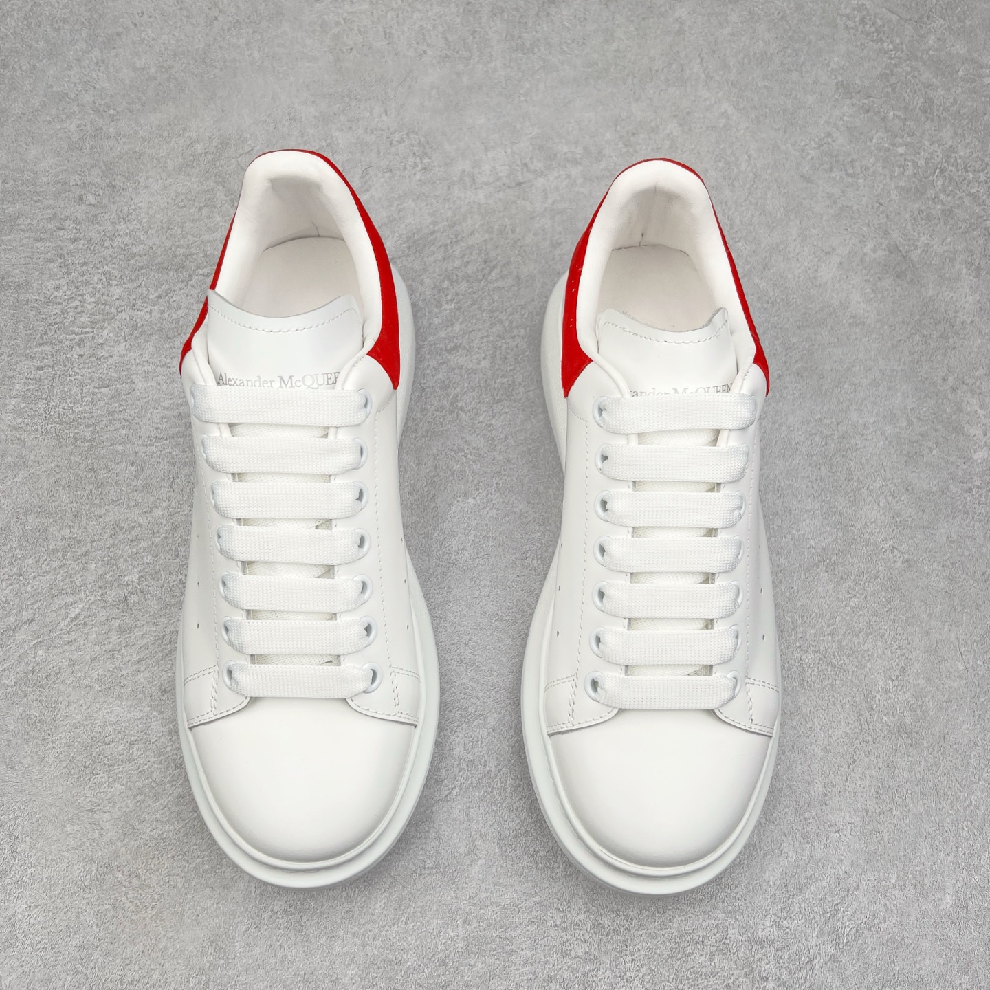 图片[2]-＃纯原 Alexander McQueen/亚历山大麦昆经典松糕鞋厚底增高小白鞋 增高效果7CM 最经典简约百搭的小白鞋没有之一 官方2023版最新细节 意大利进口原厂开边珠抗裂头层牛皮 表层面皮带凸起不规则小漆点 升级进口牛皮内里加PU鞋垫 区别市面旧版国产丝光绸鞋面加小羊皮内里 成本单价回弹度性耐磨性不在一个级别 E厂钢印烫金中底版细节 注意此代工厂出品没有带固特异钉子 最完美的增高百搭小白鞋 全套原版包装 配件齐全 官方一致 凹凸定制正品原盒包装 定制蓝色得物纸盒外包装加固 尺码：35 36 37 38 39 40 41 42 43 44 45-选品中心