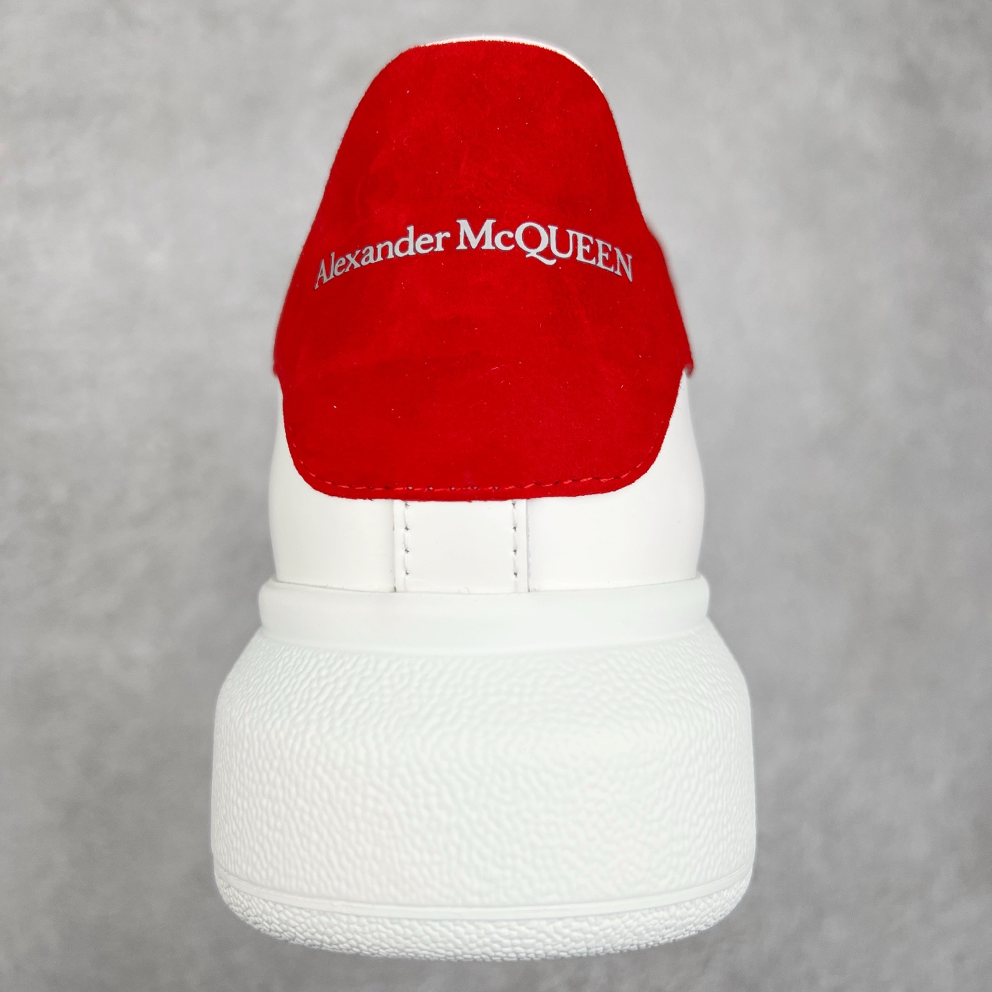 图片[8]-＃纯原 Alexander McQueen/亚历山大麦昆经典松糕鞋厚底增高小白鞋 增高效果7CM 最经典简约百搭的小白鞋没有之一 官方2023版最新细节 意大利进口原厂开边珠抗裂头层牛皮 表层面皮带凸起不规则小漆点 升级进口牛皮内里加PU鞋垫 区别市面旧版国产丝光绸鞋面加小羊皮内里 成本单价回弹度性耐磨性不在一个级别 E厂钢印烫金中底版细节 注意此代工厂出品没有带固特异钉子 最完美的增高百搭小白鞋 全套原版包装 配件齐全 官方一致 凹凸定制正品原盒包装 定制蓝色得物纸盒外包装加固 尺码：35 36 37 38 39 40 41 42 43 44 45-选品中心