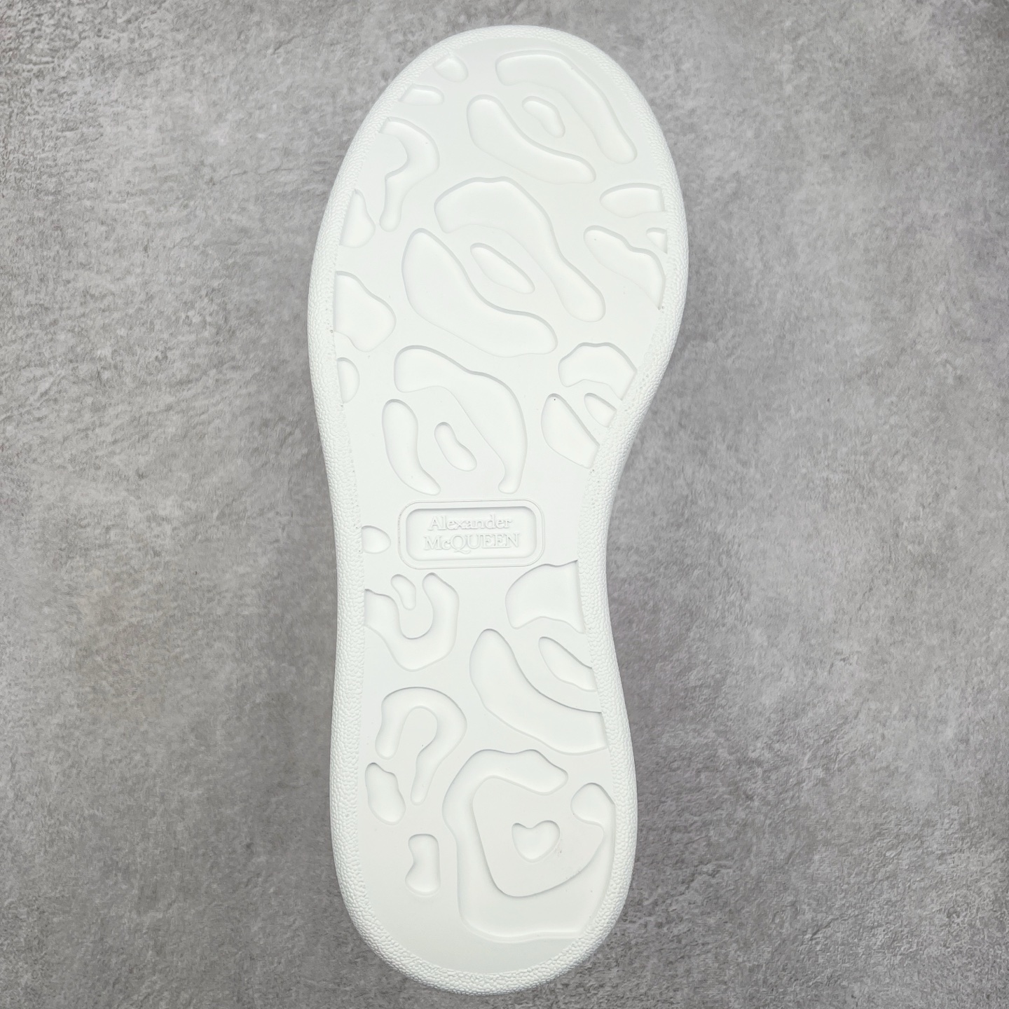 图片[9]-＃纯原 Alexander McQueen/亚历山大麦昆经典松糕鞋厚底增高小白鞋 增高效果7CM 最经典简约百搭的小白鞋没有之一 官方2023版最新细节 意大利进口原厂开边珠抗裂头层牛皮 表层面皮带凸起不规则小漆点 升级进口牛皮内里加PU鞋垫 区别市面旧版国产丝光绸鞋面加小羊皮内里 成本单价回弹度性耐磨性不在一个级别 E厂钢印烫金中底版细节 注意此代工厂出品没有带固特异钉子 最完美的增高百搭小白鞋 全套原版包装 配件齐全 官方一致 凹凸定制正品原盒包装 定制蓝色得物纸盒外包装加固 尺码：35 36 37 38 39 40 41 42 43 44 45-选品中心
