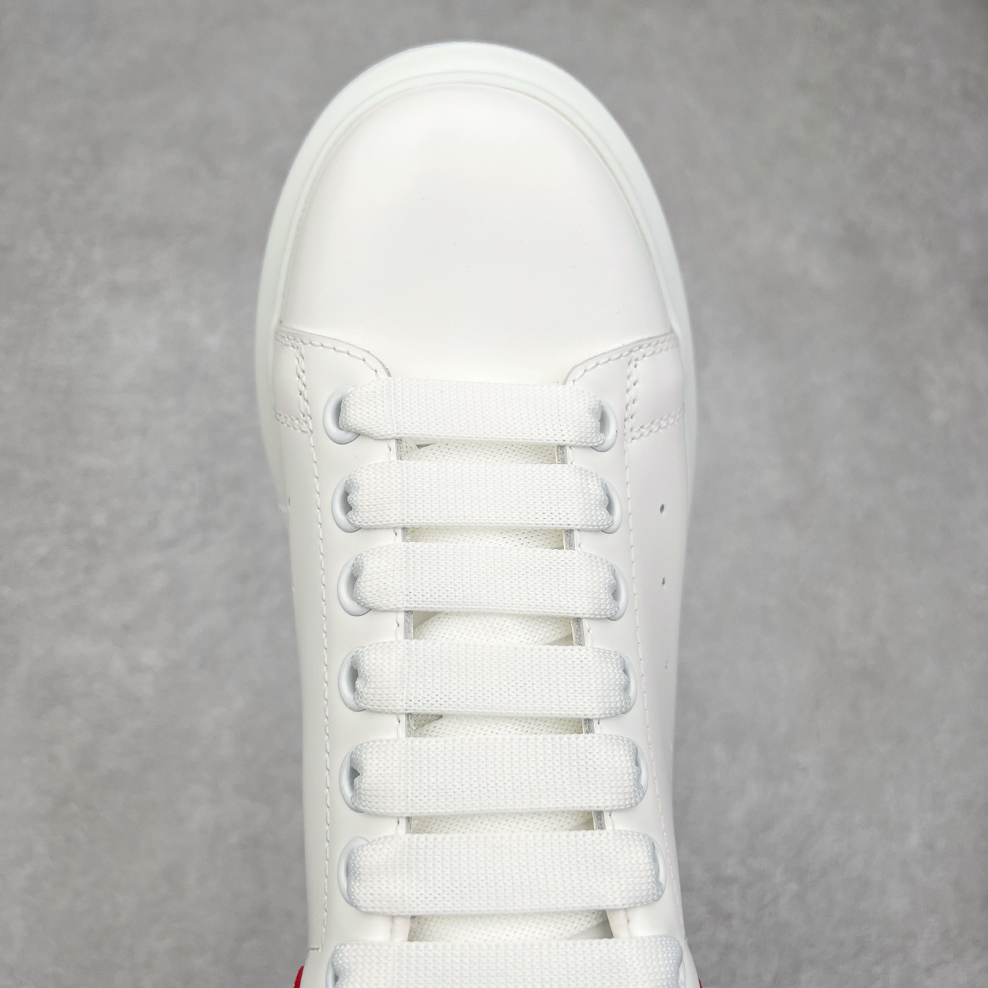 图片[4]-＃纯原 Alexander McQueen/亚历山大麦昆经典松糕鞋厚底增高小白鞋 增高效果7CM 最经典简约百搭的小白鞋没有之一 官方2023版最新细节 意大利进口原厂开边珠抗裂头层牛皮 表层面皮带凸起不规则小漆点 升级进口牛皮内里加PU鞋垫 区别市面旧版国产丝光绸鞋面加小羊皮内里 成本单价回弹度性耐磨性不在一个级别 E厂钢印烫金中底版细节 注意此代工厂出品没有带固特异钉子 最完美的增高百搭小白鞋 全套原版包装 配件齐全 官方一致 凹凸定制正品原盒包装 定制蓝色得物纸盒外包装加固 尺码：35 36 37 38 39 40 41 42 43 44 45-选品中心