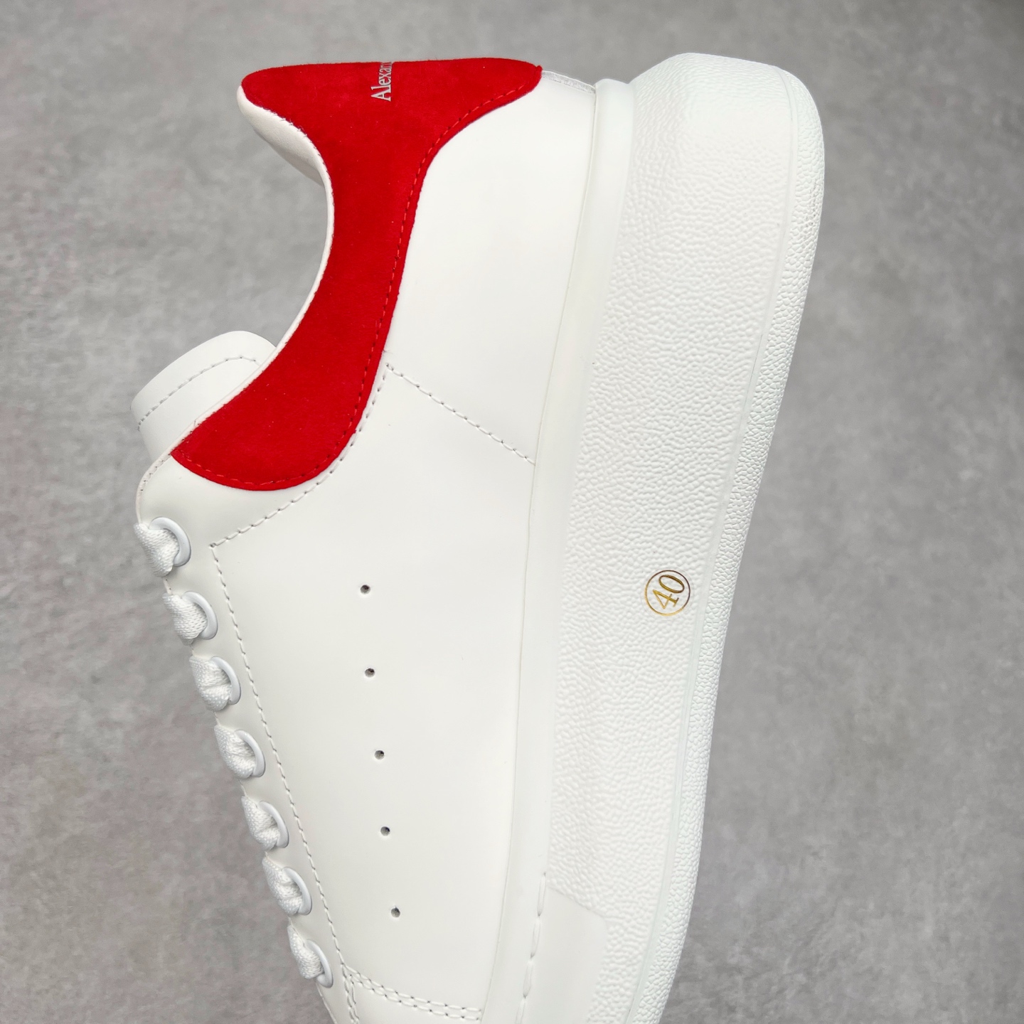 图片[7]-＃纯原 Alexander McQueen/亚历山大麦昆经典松糕鞋厚底增高小白鞋 增高效果7CM 最经典简约百搭的小白鞋没有之一 官方2023版最新细节 意大利进口原厂开边珠抗裂头层牛皮 表层面皮带凸起不规则小漆点 升级进口牛皮内里加PU鞋垫 区别市面旧版国产丝光绸鞋面加小羊皮内里 成本单价回弹度性耐磨性不在一个级别 E厂钢印烫金中底版细节 注意此代工厂出品没有带固特异钉子 最完美的增高百搭小白鞋 全套原版包装 配件齐全 官方一致 凹凸定制正品原盒包装 定制蓝色得物纸盒外包装加固 尺码：35 36 37 38 39 40 41 42 43 44 45-选品中心