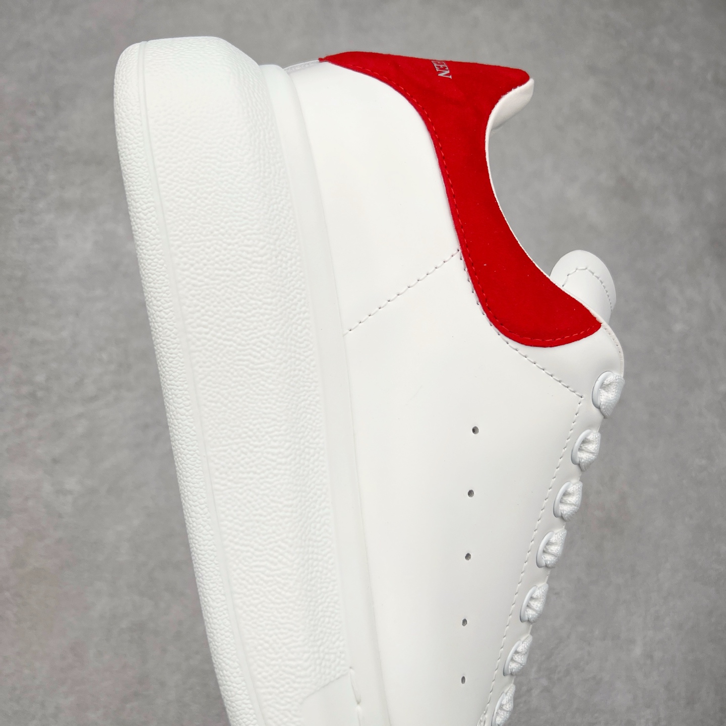 图片[6]-＃纯原 Alexander McQueen/亚历山大麦昆经典松糕鞋厚底增高小白鞋 增高效果7CM 最经典简约百搭的小白鞋没有之一 官方2023版最新细节 意大利进口原厂开边珠抗裂头层牛皮 表层面皮带凸起不规则小漆点 升级进口牛皮内里加PU鞋垫 区别市面旧版国产丝光绸鞋面加小羊皮内里 成本单价回弹度性耐磨性不在一个级别 E厂钢印烫金中底版细节 注意此代工厂出品没有带固特异钉子 最完美的增高百搭小白鞋 全套原版包装 配件齐全 官方一致 凹凸定制正品原盒包装 定制蓝色得物纸盒外包装加固 尺码：35 36 37 38 39 40 41 42 43 44 45-选品中心