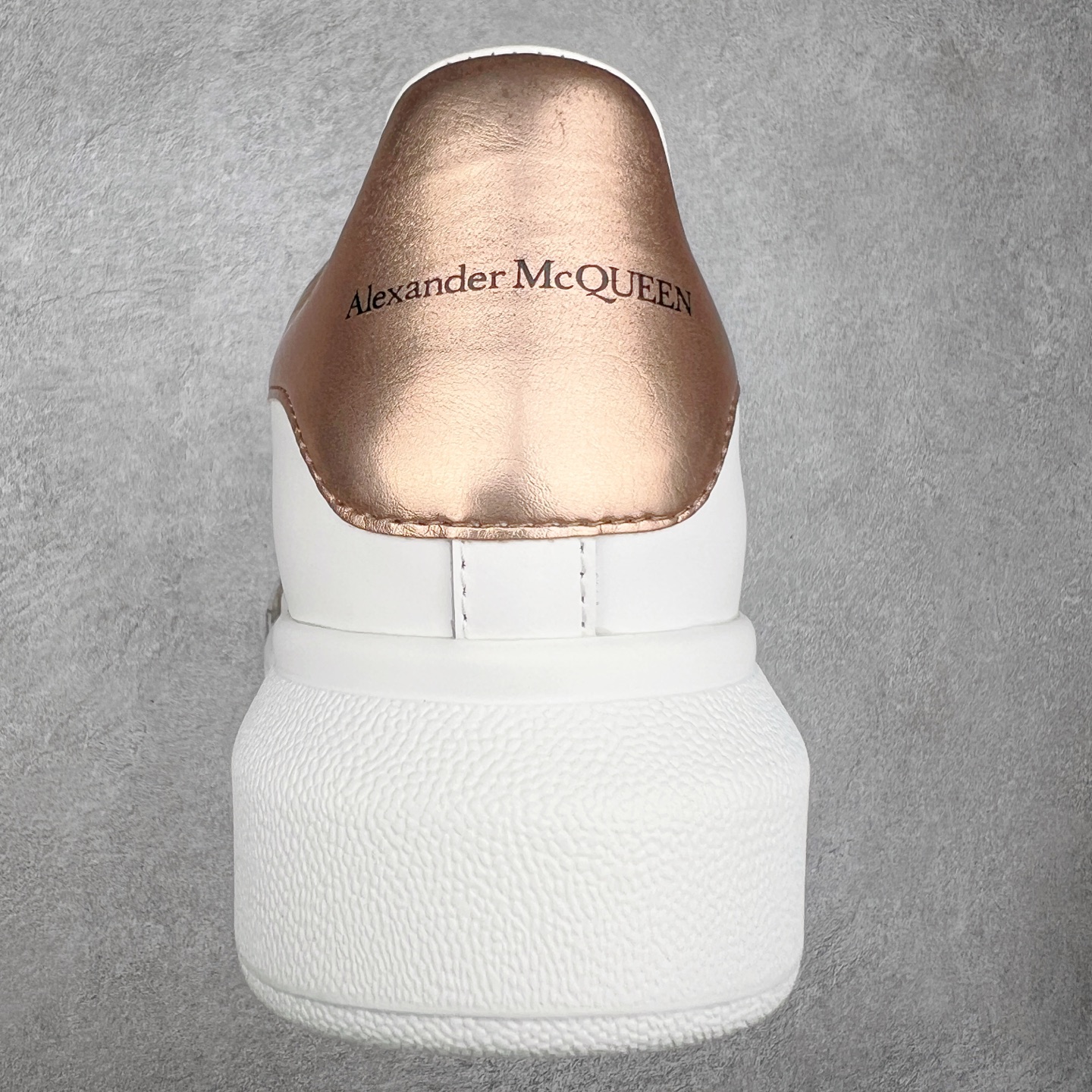 图片[8]-＃纯原 Alexander McQueen/亚历山大麦昆经典松糕鞋厚底增高小白鞋 增高效果7CM 最经典简约百搭的小白鞋没有之一 官方2023版最新细节 意大利进口原厂开边珠抗裂头层牛皮 表层面皮带凸起不规则小漆点 升级进口牛皮内里加PU鞋垫 区别市面旧版国产丝光绸鞋面加小羊皮内里 成本单价回弹度性耐磨性不在一个级别 E厂钢印烫金中底版细节 注意此代工厂出品没有带固特异钉子 最完美的增高百搭小白鞋 全套原版包装 配件齐全 官方一致 凹凸定制正品原盒包装 定制蓝色得物纸盒外包装加固 尺码：35 36 37 38 39 40 41 42 43 44 45-选品中心