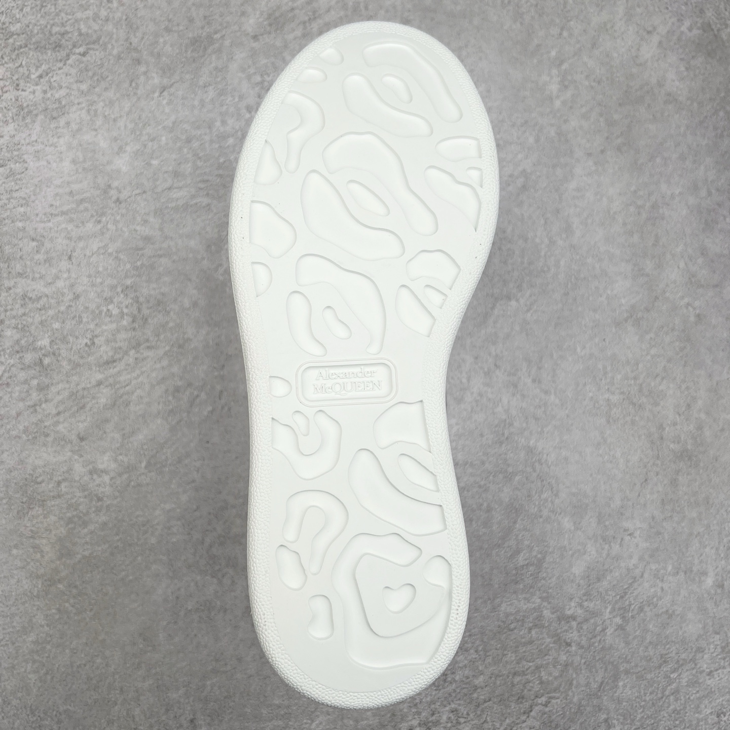 图片[9]-＃纯原 Alexander McQueen/亚历山大麦昆经典松糕鞋厚底增高小白鞋 增高效果7CM 最经典简约百搭的小白鞋没有之一 官方2023版最新细节 意大利进口原厂开边珠抗裂头层牛皮 表层面皮带凸起不规则小漆点 升级进口牛皮内里加PU鞋垫 区别市面旧版国产丝光绸鞋面加小羊皮内里 成本单价回弹度性耐磨性不在一个级别 E厂钢印烫金中底版细节 注意此代工厂出品没有带固特异钉子 最完美的增高百搭小白鞋 全套原版包装 配件齐全 官方一致 凹凸定制正品原盒包装 定制蓝色得物纸盒外包装加固 尺码：35 36 37 38 39 40 41 42 43 44 45-选品中心