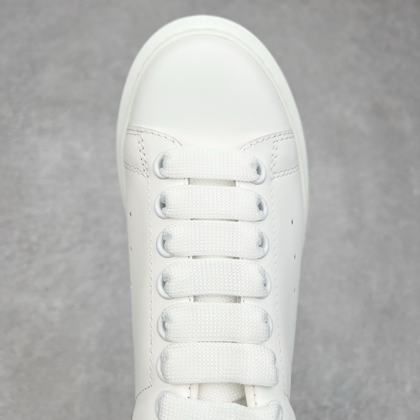 图片[4]-＃纯原 Alexander McQueen/亚历山大麦昆经典松糕鞋厚底增高小白鞋 增高效果7CM 最经典简约百搭的小白鞋没有之一 官方2023版最新细节 意大利进口原厂开边珠抗裂头层牛皮 表层面皮带凸起不规则小漆点 升级进口牛皮内里加PU鞋垫 区别市面旧版国产丝光绸鞋面加小羊皮内里 成本单价回弹度性耐磨性不在一个级别 E厂钢印烫金中底版细节 注意此代工厂出品没有带固特异钉子 最完美的增高百搭小白鞋 全套原版包装 配件齐全 官方一致 凹凸定制正品原盒包装 定制蓝色得物纸盒外包装加固 尺码：35 36 37 38 39 40 41 42 43 44 45-选品中心