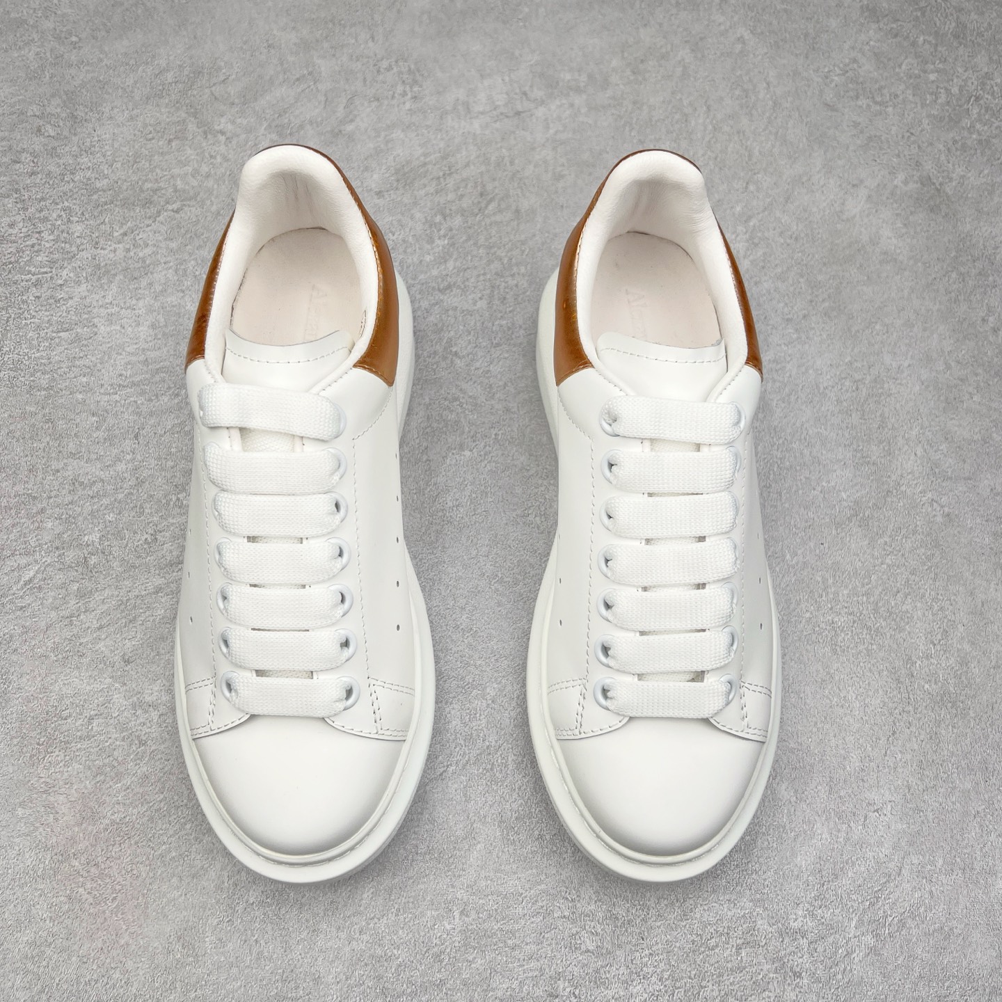 图片[2]-＃纯原 Alexander McQueen/亚历山大麦昆经典松糕鞋厚底增高小白鞋 增高效果7CM 最经典简约百搭的小白鞋没有之一 官方2023版最新细节 意大利进口原厂开边珠抗裂头层牛皮 表层面皮带凸起不规则小漆点 升级进口牛皮内里加PU鞋垫 区别市面旧版国产丝光绸鞋面加小羊皮内里 成本单价回弹度性耐磨性不在一个级别 E厂钢印烫金中底版细节 注意此代工厂出品没有带固特异钉子 最完美的增高百搭小白鞋 全套原版包装 配件齐全 官方一致 凹凸定制正品原盒包装 定制蓝色得物纸盒外包装加固 尺码：35 36 37 38 39 40 41 42 43 44 45-选品中心