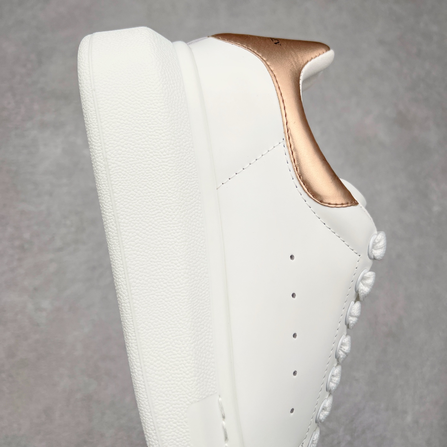 图片[6]-＃纯原 Alexander McQueen/亚历山大麦昆经典松糕鞋厚底增高小白鞋 增高效果7CM 最经典简约百搭的小白鞋没有之一 官方2023版最新细节 意大利进口原厂开边珠抗裂头层牛皮 表层面皮带凸起不规则小漆点 升级进口牛皮内里加PU鞋垫 区别市面旧版国产丝光绸鞋面加小羊皮内里 成本单价回弹度性耐磨性不在一个级别 E厂钢印烫金中底版细节 注意此代工厂出品没有带固特异钉子 最完美的增高百搭小白鞋 全套原版包装 配件齐全 官方一致 凹凸定制正品原盒包装 定制蓝色得物纸盒外包装加固 尺码：35 36 37 38 39 40 41 42 43 44 45-选品中心