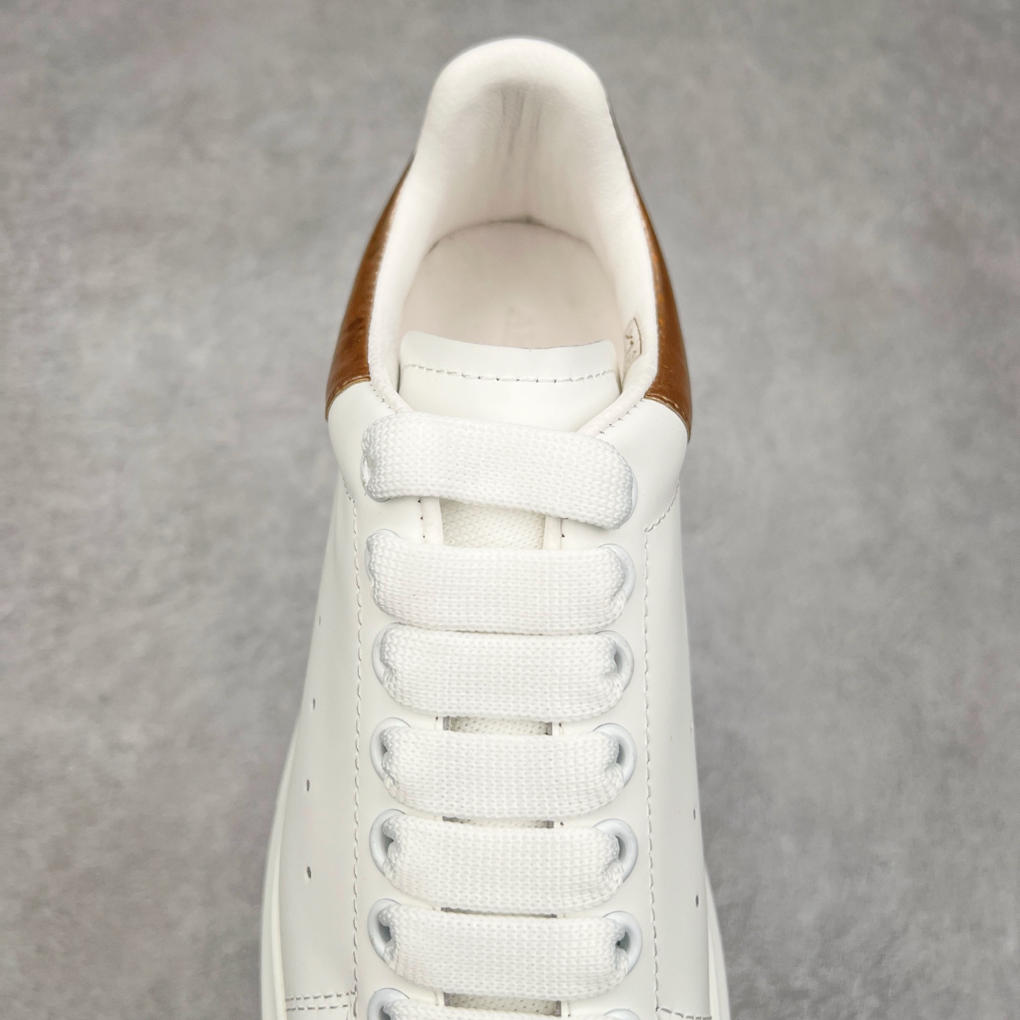 图片[5]-＃纯原 Alexander McQueen/亚历山大麦昆经典松糕鞋厚底增高小白鞋 增高效果7CM 最经典简约百搭的小白鞋没有之一 官方2023版最新细节 意大利进口原厂开边珠抗裂头层牛皮 表层面皮带凸起不规则小漆点 升级进口牛皮内里加PU鞋垫 区别市面旧版国产丝光绸鞋面加小羊皮内里 成本单价回弹度性耐磨性不在一个级别 E厂钢印烫金中底版细节 注意此代工厂出品没有带固特异钉子 最完美的增高百搭小白鞋 全套原版包装 配件齐全 官方一致 凹凸定制正品原盒包装 定制蓝色得物纸盒外包装加固 尺码：35 36 37 38 39 40 41 42 43 44 45-选品中心