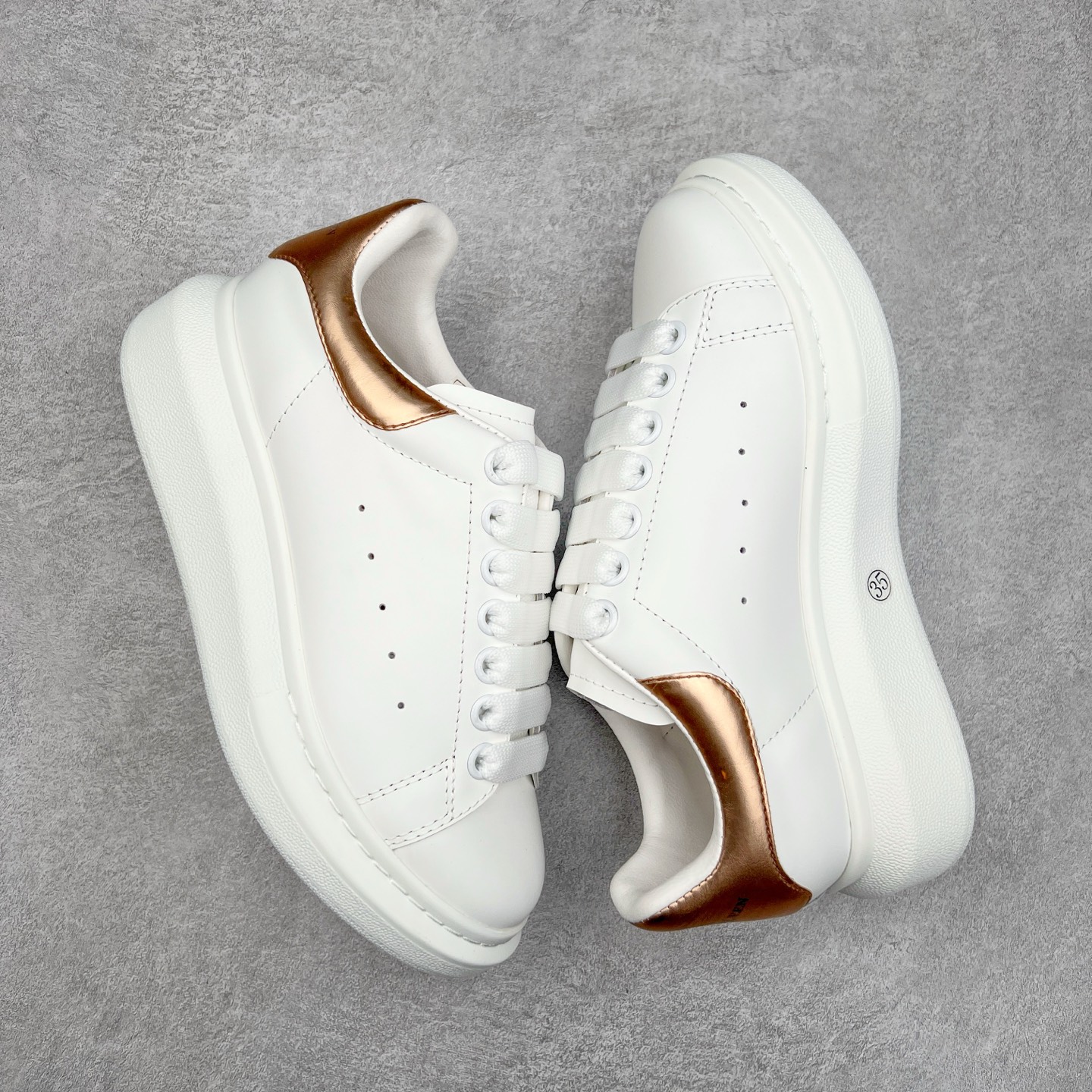 图片[3]-＃纯原 Alexander McQueen/亚历山大麦昆经典松糕鞋厚底增高小白鞋 增高效果7CM 最经典简约百搭的小白鞋没有之一 官方2023版最新细节 意大利进口原厂开边珠抗裂头层牛皮 表层面皮带凸起不规则小漆点 升级进口牛皮内里加PU鞋垫 区别市面旧版国产丝光绸鞋面加小羊皮内里 成本单价回弹度性耐磨性不在一个级别 E厂钢印烫金中底版细节 注意此代工厂出品没有带固特异钉子 最完美的增高百搭小白鞋 全套原版包装 配件齐全 官方一致 凹凸定制正品原盒包装 定制蓝色得物纸盒外包装加固 尺码：35 36 37 38 39 40 41 42 43 44 45-选品中心