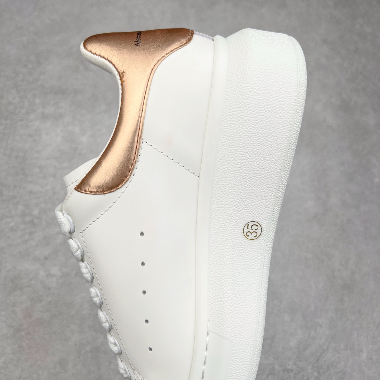 图片[7]-＃纯原 Alexander McQueen/亚历山大麦昆经典松糕鞋厚底增高小白鞋 增高效果7CM 最经典简约百搭的小白鞋没有之一 官方2023版最新细节 意大利进口原厂开边珠抗裂头层牛皮 表层面皮带凸起不规则小漆点 升级进口牛皮内里加PU鞋垫 区别市面旧版国产丝光绸鞋面加小羊皮内里 成本单价回弹度性耐磨性不在一个级别 E厂钢印烫金中底版细节 注意此代工厂出品没有带固特异钉子 最完美的增高百搭小白鞋 全套原版包装 配件齐全 官方一致 凹凸定制正品原盒包装 定制蓝色得物纸盒外包装加固 尺码：35 36 37 38 39 40 41 42 43 44 45-选品中心