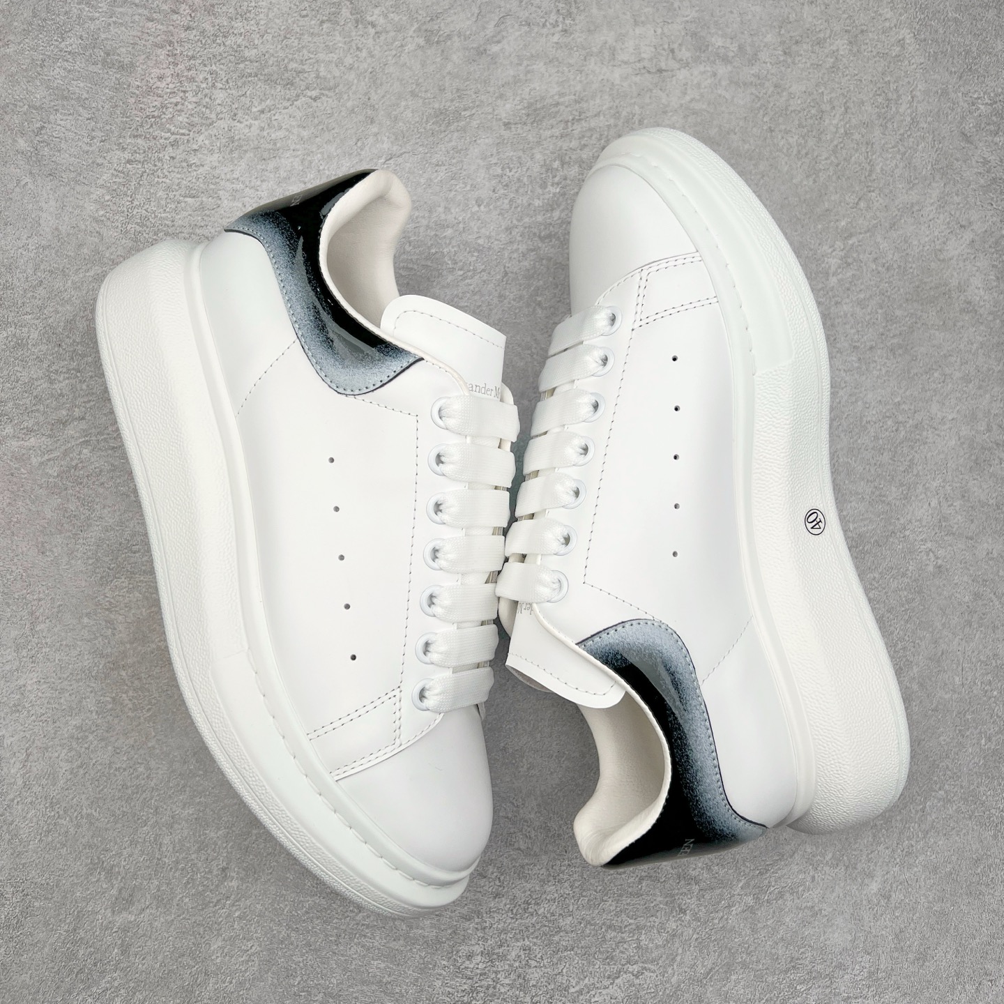 图片[3]-＃纯原 Alexander McQueen/亚历山大麦昆经典松糕鞋厚底增高小白鞋 增高效果7CM 最经典简约百搭的小白鞋没有之一 官方2023版最新细节 意大利进口原厂开边珠抗裂头层牛皮 表层面皮带凸起不规则小漆点 升级进口牛皮内里加PU鞋垫 区别市面旧版国产丝光绸鞋面加小羊皮内里 成本单价回弹度性耐磨性不在一个级别 E厂钢印烫金中底版细节 注意此代工厂出品没有带固特异钉子 最完美的增高百搭小白鞋 全套原版包装 配件齐全 官方一致 凹凸定制正品原盒包装 定制蓝色得物纸盒外包装加固 尺码：35 36 37 38 39 40 41 42 43 44 45-选品中心