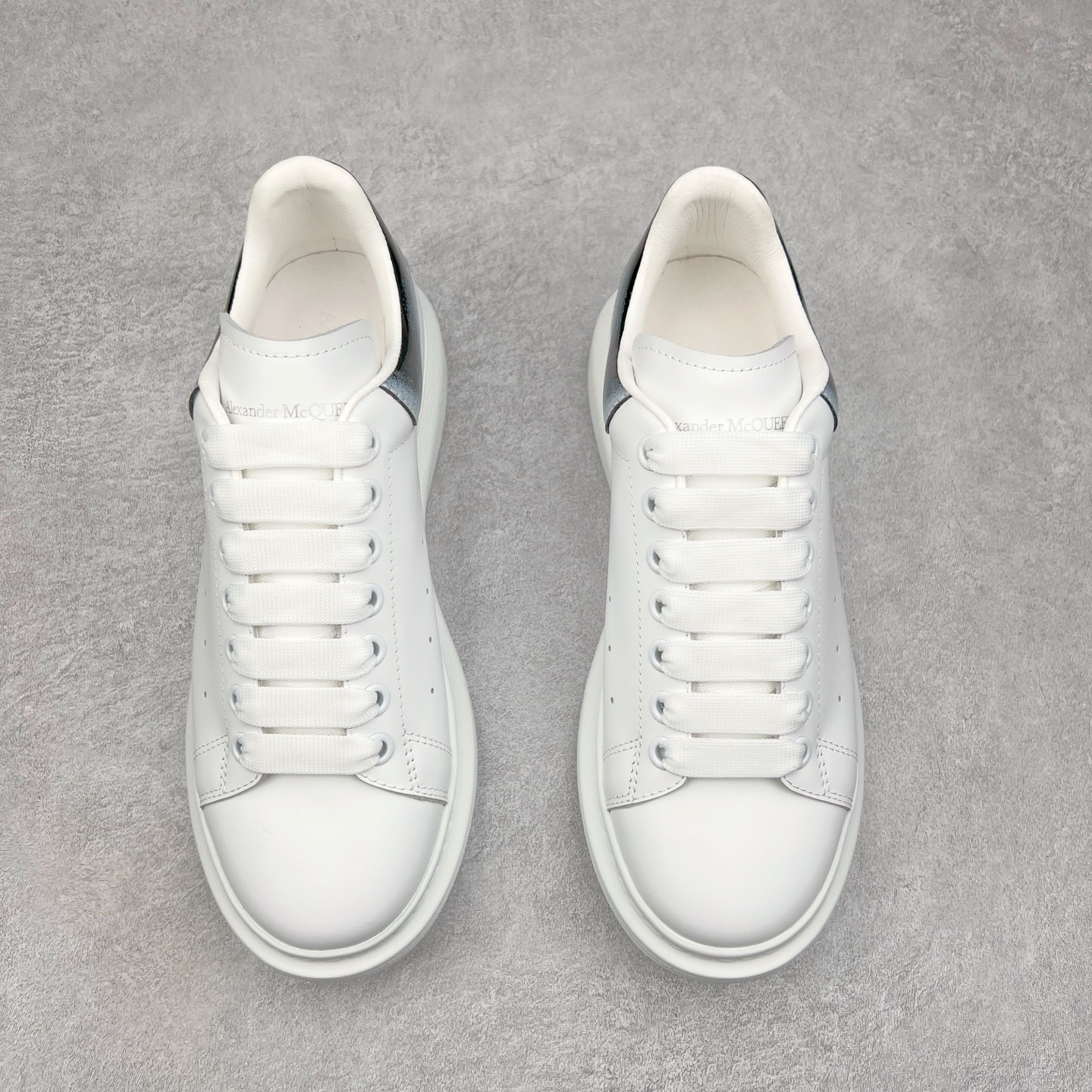 图片[2]-＃纯原 Alexander McQueen/亚历山大麦昆经典松糕鞋厚底增高小白鞋 增高效果7CM 最经典简约百搭的小白鞋没有之一 官方2023版最新细节 意大利进口原厂开边珠抗裂头层牛皮 表层面皮带凸起不规则小漆点 升级进口牛皮内里加PU鞋垫 区别市面旧版国产丝光绸鞋面加小羊皮内里 成本单价回弹度性耐磨性不在一个级别 E厂钢印烫金中底版细节 注意此代工厂出品没有带固特异钉子 最完美的增高百搭小白鞋 全套原版包装 配件齐全 官方一致 凹凸定制正品原盒包装 定制蓝色得物纸盒外包装加固 尺码：35 36 37 38 39 40 41 42 43 44 45-选品中心