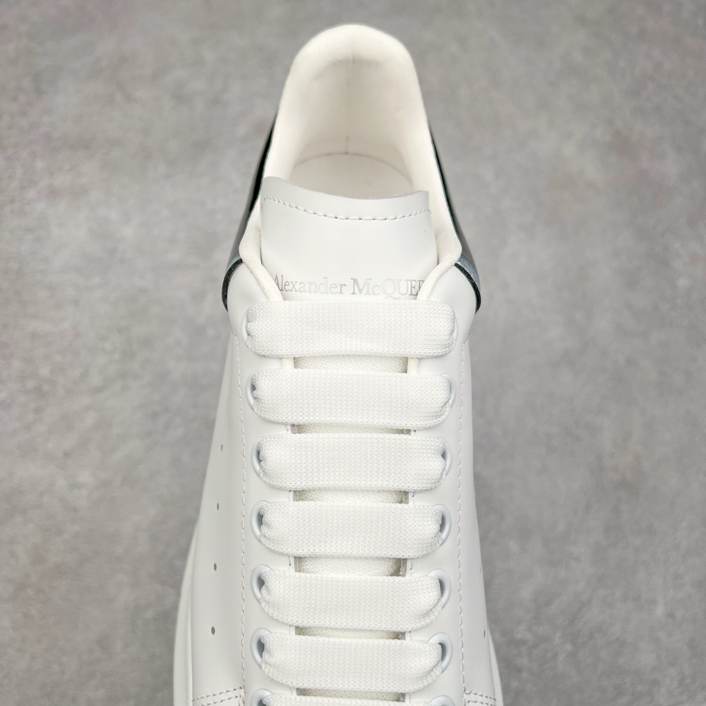 图片[5]-＃纯原 Alexander McQueen/亚历山大麦昆经典松糕鞋厚底增高小白鞋 增高效果7CM 最经典简约百搭的小白鞋没有之一 官方2023版最新细节 意大利进口原厂开边珠抗裂头层牛皮 表层面皮带凸起不规则小漆点 升级进口牛皮内里加PU鞋垫 区别市面旧版国产丝光绸鞋面加小羊皮内里 成本单价回弹度性耐磨性不在一个级别 E厂钢印烫金中底版细节 注意此代工厂出品没有带固特异钉子 最完美的增高百搭小白鞋 全套原版包装 配件齐全 官方一致 凹凸定制正品原盒包装 定制蓝色得物纸盒外包装加固 尺码：35 36 37 38 39 40 41 42 43 44 45-选品中心