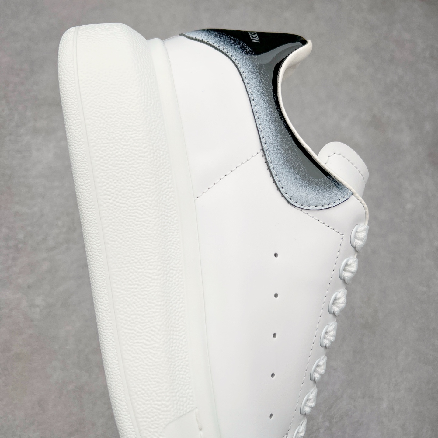 图片[6]-＃纯原 Alexander McQueen/亚历山大麦昆经典松糕鞋厚底增高小白鞋 增高效果7CM 最经典简约百搭的小白鞋没有之一 官方2023版最新细节 意大利进口原厂开边珠抗裂头层牛皮 表层面皮带凸起不规则小漆点 升级进口牛皮内里加PU鞋垫 区别市面旧版国产丝光绸鞋面加小羊皮内里 成本单价回弹度性耐磨性不在一个级别 E厂钢印烫金中底版细节 注意此代工厂出品没有带固特异钉子 最完美的增高百搭小白鞋 全套原版包装 配件齐全 官方一致 凹凸定制正品原盒包装 定制蓝色得物纸盒外包装加固 尺码：35 36 37 38 39 40 41 42 43 44 45-选品中心