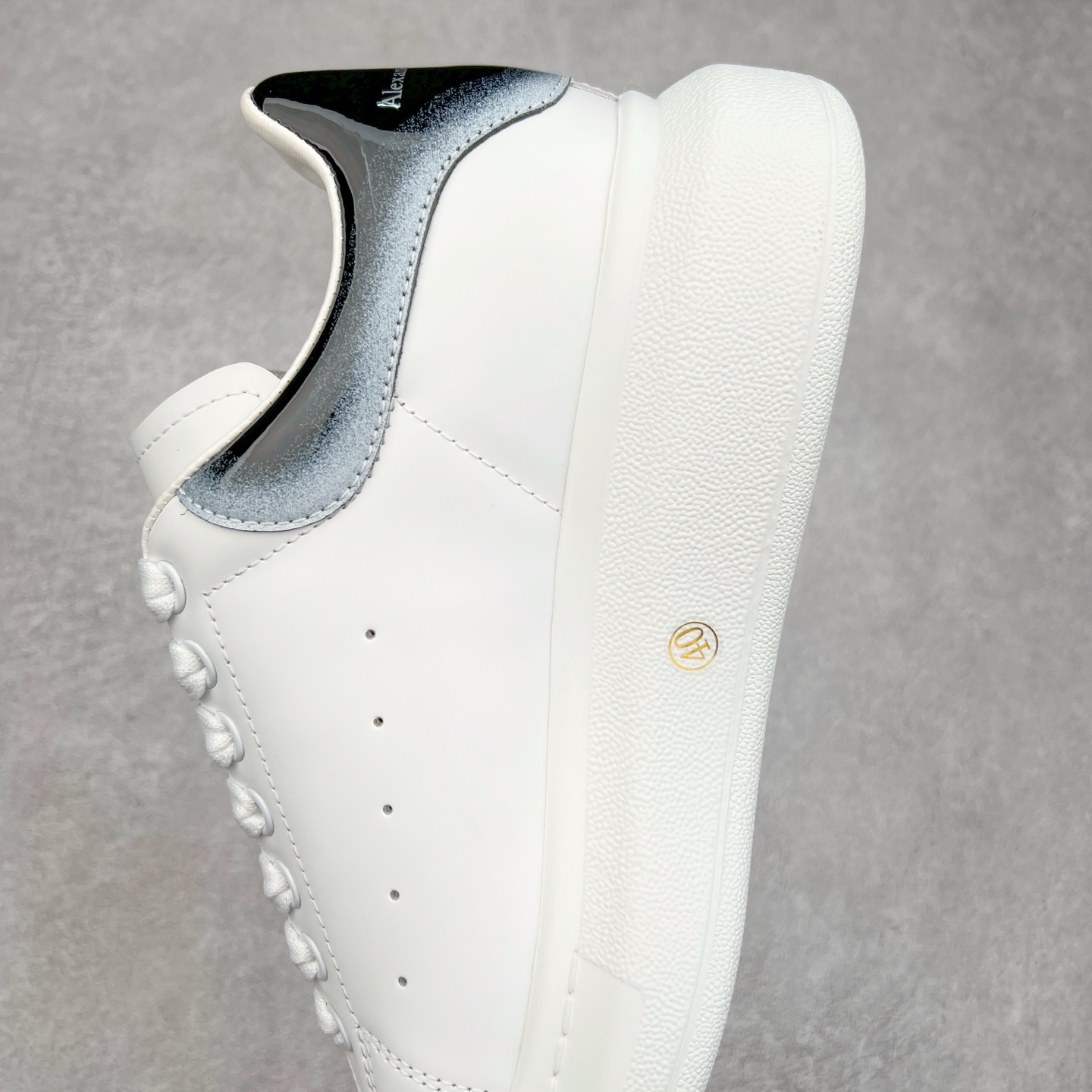 图片[7]-＃纯原 Alexander McQueen/亚历山大麦昆经典松糕鞋厚底增高小白鞋 增高效果7CM 最经典简约百搭的小白鞋没有之一 官方2023版最新细节 意大利进口原厂开边珠抗裂头层牛皮 表层面皮带凸起不规则小漆点 升级进口牛皮内里加PU鞋垫 区别市面旧版国产丝光绸鞋面加小羊皮内里 成本单价回弹度性耐磨性不在一个级别 E厂钢印烫金中底版细节 注意此代工厂出品没有带固特异钉子 最完美的增高百搭小白鞋 全套原版包装 配件齐全 官方一致 凹凸定制正品原盒包装 定制蓝色得物纸盒外包装加固 尺码：35 36 37 38 39 40 41 42 43 44 45-选品中心