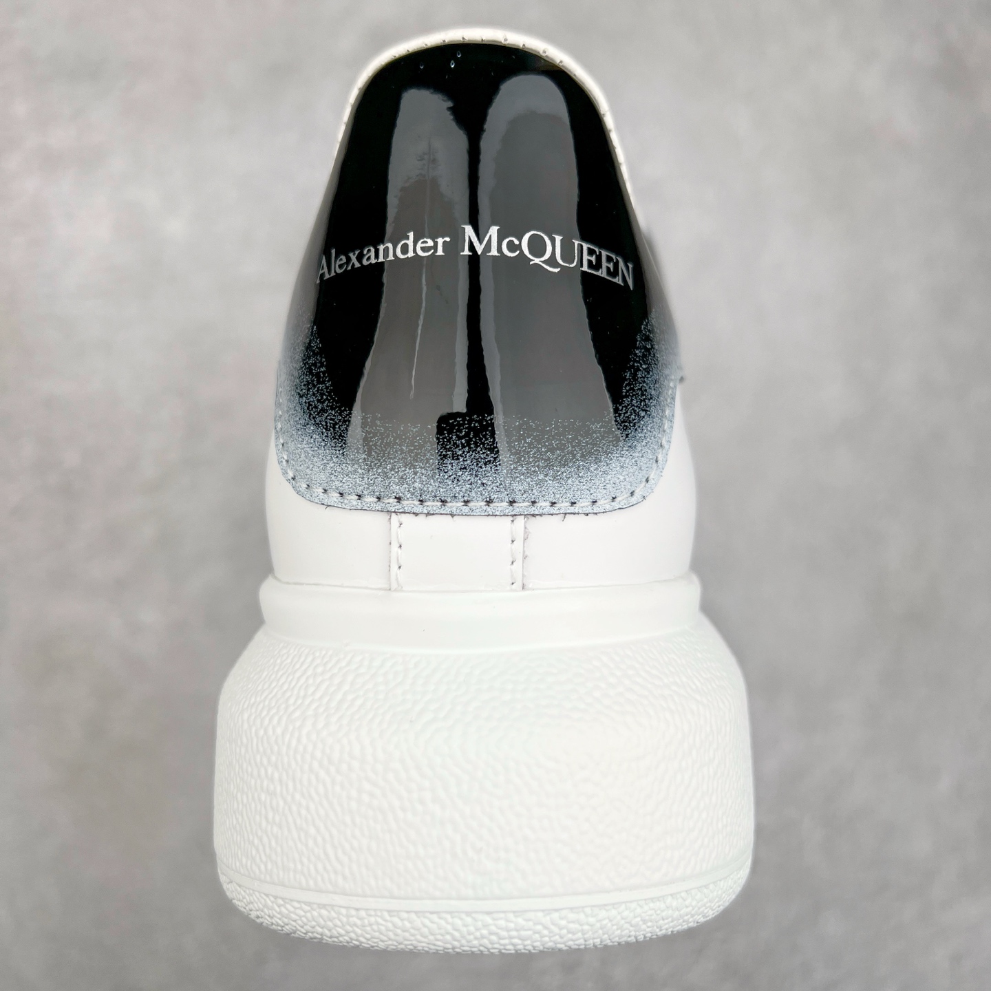 图片[8]-＃纯原 Alexander McQueen/亚历山大麦昆经典松糕鞋厚底增高小白鞋 增高效果7CM 最经典简约百搭的小白鞋没有之一 官方2023版最新细节 意大利进口原厂开边珠抗裂头层牛皮 表层面皮带凸起不规则小漆点 升级进口牛皮内里加PU鞋垫 区别市面旧版国产丝光绸鞋面加小羊皮内里 成本单价回弹度性耐磨性不在一个级别 E厂钢印烫金中底版细节 注意此代工厂出品没有带固特异钉子 最完美的增高百搭小白鞋 全套原版包装 配件齐全 官方一致 凹凸定制正品原盒包装 定制蓝色得物纸盒外包装加固 尺码：35 36 37 38 39 40 41 42 43 44 45-选品中心