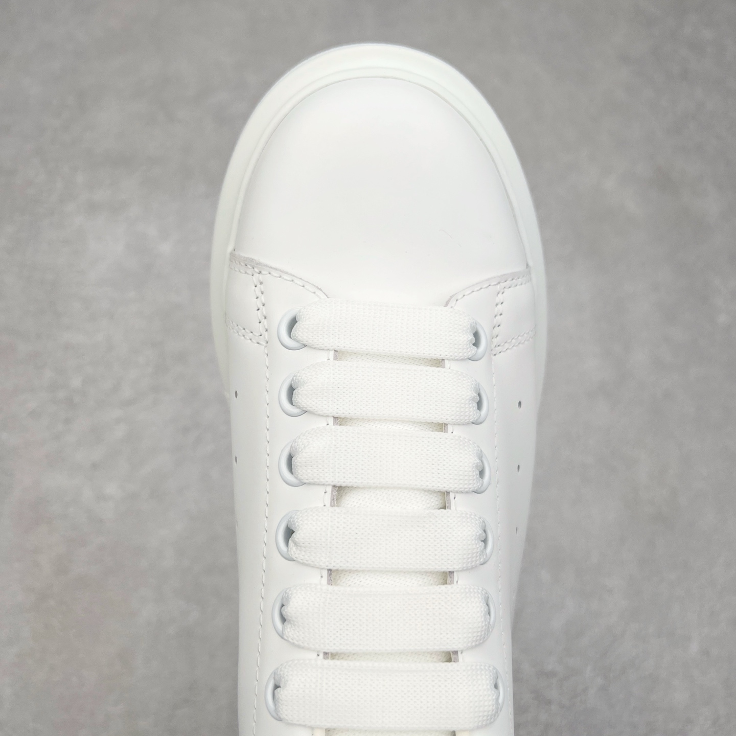 图片[4]-＃纯原 Alexander McQueen/亚历山大麦昆经典松糕鞋厚底增高小白鞋 增高效果7CM 最经典简约百搭的小白鞋没有之一 官方2023版最新细节 意大利进口原厂开边珠抗裂头层牛皮 表层面皮带凸起不规则小漆点 升级进口牛皮内里加PU鞋垫 区别市面旧版国产丝光绸鞋面加小羊皮内里 成本单价回弹度性耐磨性不在一个级别 E厂钢印烫金中底版细节 注意此代工厂出品没有带固特异钉子 最完美的增高百搭小白鞋 全套原版包装 配件齐全 官方一致 凹凸定制正品原盒包装 定制蓝色得物纸盒外包装加固 尺码：35 36 37 38 39 40 41 42 43 44 45-选品中心