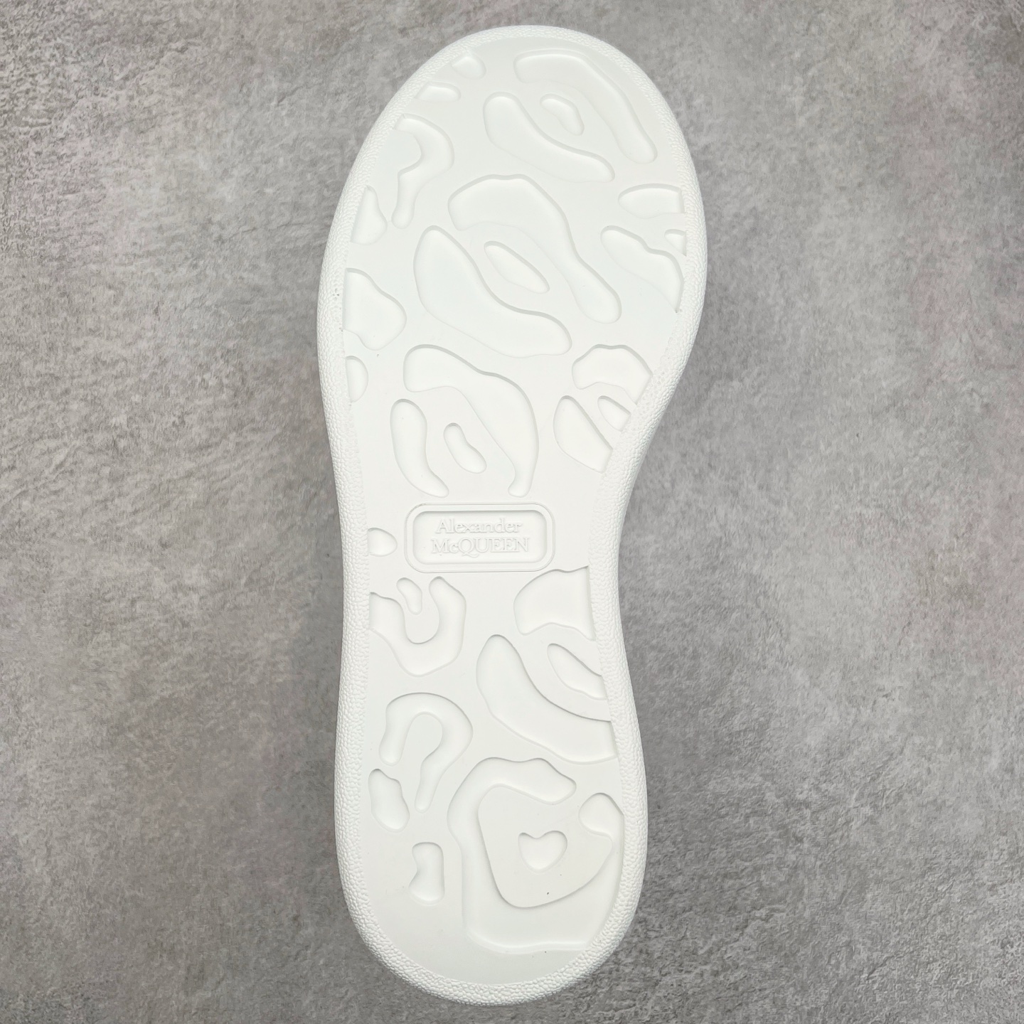 图片[9]-＃纯原 Alexander McQueen/亚历山大麦昆经典松糕鞋厚底增高小白鞋 增高效果7CM 最经典简约百搭的小白鞋没有之一 官方2023版最新细节 意大利进口原厂开边珠抗裂头层牛皮 表层面皮带凸起不规则小漆点 升级进口牛皮内里加PU鞋垫 区别市面旧版国产丝光绸鞋面加小羊皮内里 成本单价回弹度性耐磨性不在一个级别 E厂钢印烫金中底版细节 注意此代工厂出品没有带固特异钉子 最完美的增高百搭小白鞋 全套原版包装 配件齐全 官方一致 凹凸定制正品原盒包装 定制蓝色得物纸盒外包装加固 尺码：35 36 37 38 39 40 41 42 43 44 45-选品中心
