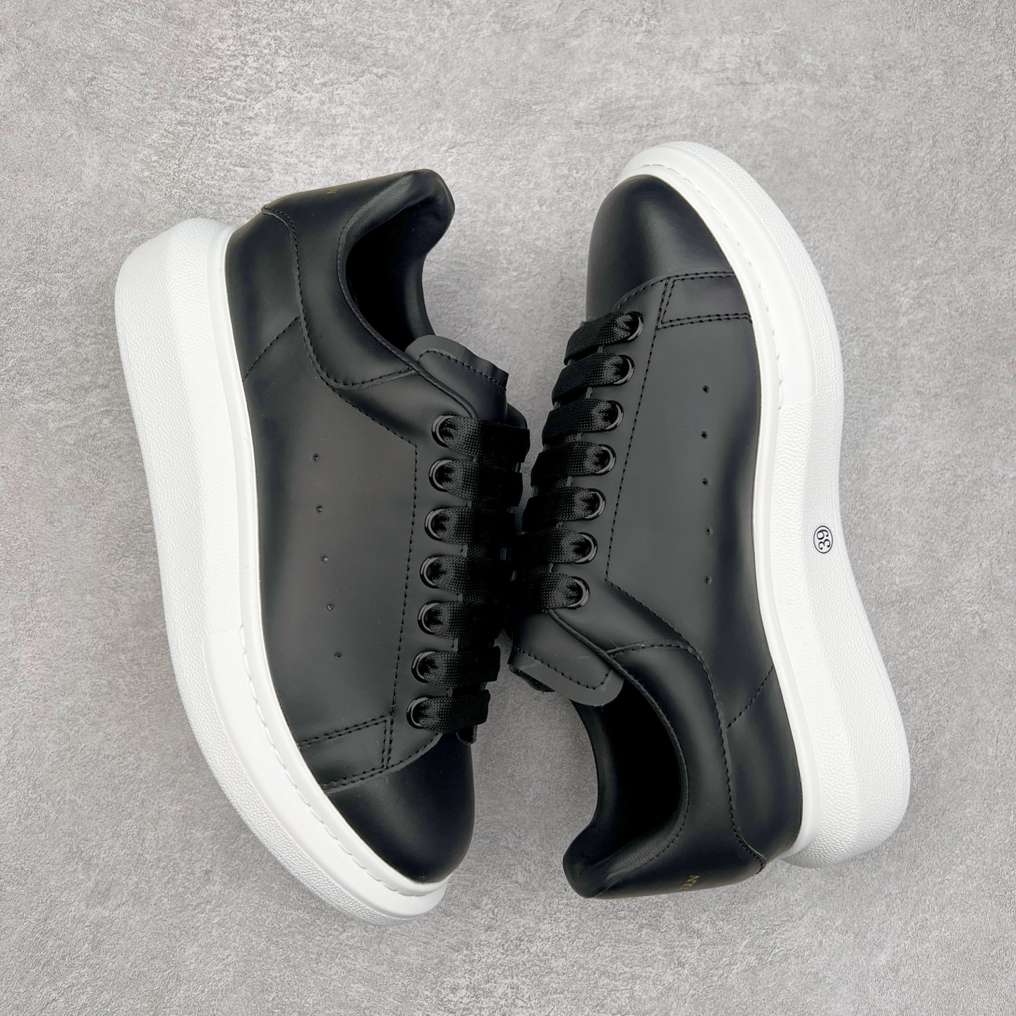 图片[3]-＃纯原 Alexander McQueen/亚历山大麦昆经典松糕鞋厚底增高小白鞋 增高效果7CM 最经典简约百搭的小白鞋没有之一 官方2023版最新细节 意大利进口原厂开边珠抗裂头层牛皮 表层面皮带凸起不规则小漆点 升级进口牛皮内里加PU鞋垫 区别市面旧版国产丝光绸鞋面加小羊皮内里 成本单价回弹度性耐磨性不在一个级别 E厂钢印烫金中底版细节 注意此代工厂出品没有带固特异钉子 最完美的增高百搭小白鞋 全套原版包装 配件齐全 官方一致 凹凸定制正品原盒包装 定制蓝色得物纸盒外包装加固 尺码：35 36 37 38 39 40 41 42 43 44 45-选品中心