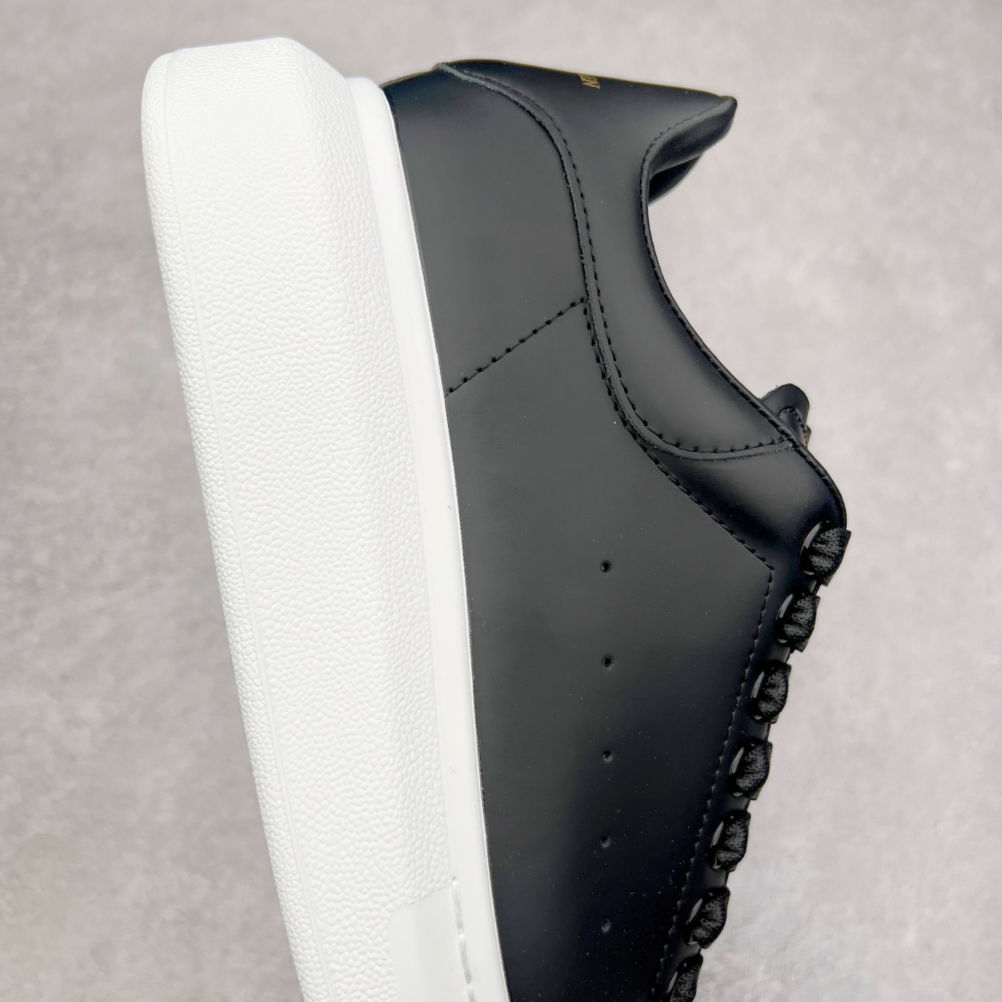 图片[6]-＃纯原 Alexander McQueen/亚历山大麦昆经典松糕鞋厚底增高小白鞋 增高效果7CM 最经典简约百搭的小白鞋没有之一 官方2023版最新细节 意大利进口原厂开边珠抗裂头层牛皮 表层面皮带凸起不规则小漆点 升级进口牛皮内里加PU鞋垫 区别市面旧版国产丝光绸鞋面加小羊皮内里 成本单价回弹度性耐磨性不在一个级别 E厂钢印烫金中底版细节 注意此代工厂出品没有带固特异钉子 最完美的增高百搭小白鞋 全套原版包装 配件齐全 官方一致 凹凸定制正品原盒包装 定制蓝色得物纸盒外包装加固 尺码：35 36 37 38 39 40 41 42 43 44 45-选品中心