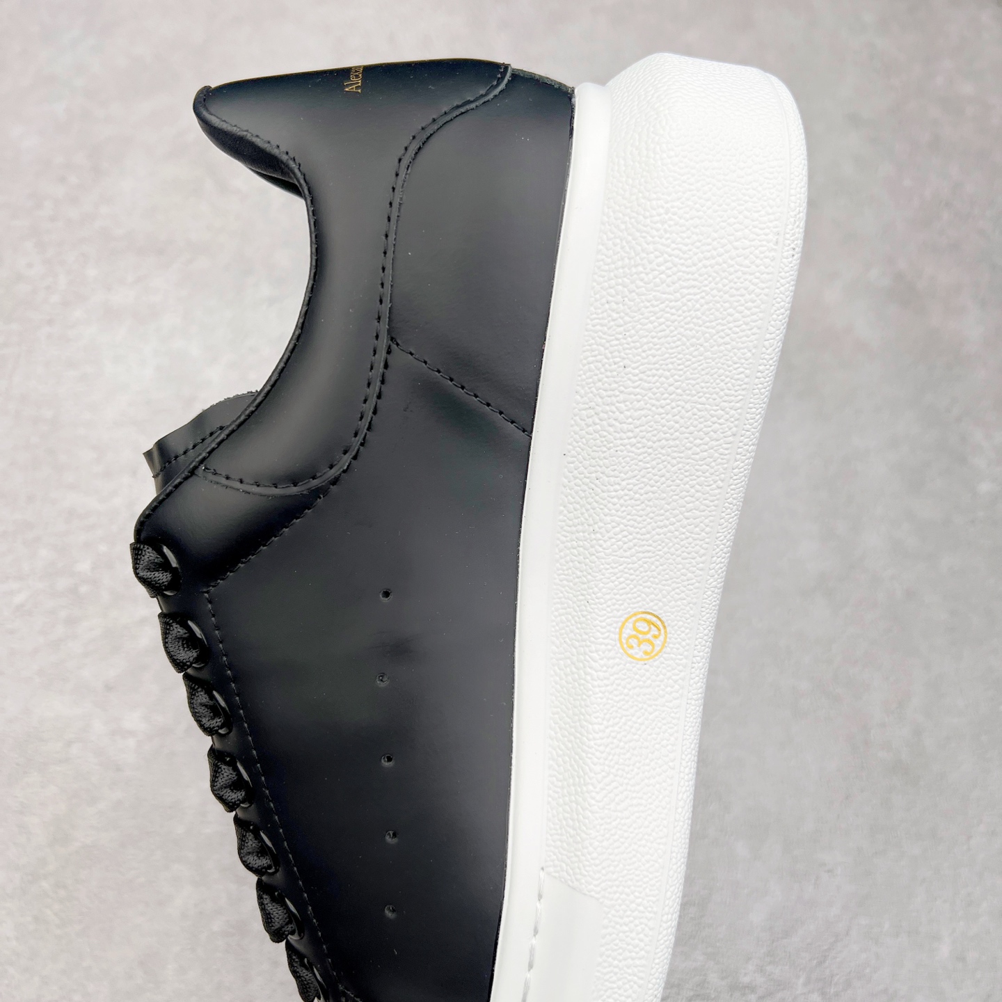 图片[7]-＃纯原 Alexander McQueen/亚历山大麦昆经典松糕鞋厚底增高小白鞋 增高效果7CM 最经典简约百搭的小白鞋没有之一 官方2023版最新细节 意大利进口原厂开边珠抗裂头层牛皮 表层面皮带凸起不规则小漆点 升级进口牛皮内里加PU鞋垫 区别市面旧版国产丝光绸鞋面加小羊皮内里 成本单价回弹度性耐磨性不在一个级别 E厂钢印烫金中底版细节 注意此代工厂出品没有带固特异钉子 最完美的增高百搭小白鞋 全套原版包装 配件齐全 官方一致 凹凸定制正品原盒包装 定制蓝色得物纸盒外包装加固 尺码：35 36 37 38 39 40 41 42 43 44 45-选品中心