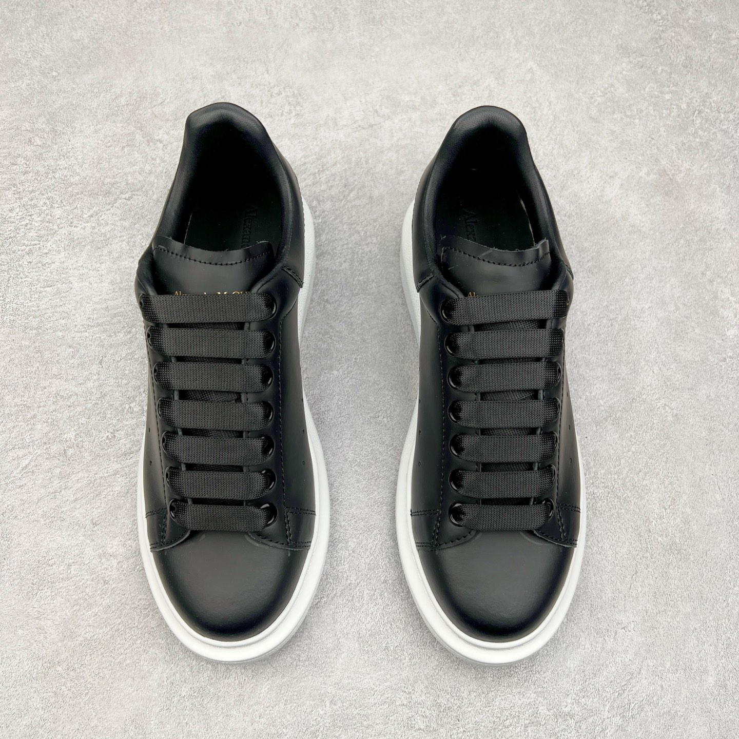 图片[2]-＃纯原 Alexander McQueen/亚历山大麦昆经典松糕鞋厚底增高小白鞋 增高效果7CM 最经典简约百搭的小白鞋没有之一 官方2023版最新细节 意大利进口原厂开边珠抗裂头层牛皮 表层面皮带凸起不规则小漆点 升级进口牛皮内里加PU鞋垫 区别市面旧版国产丝光绸鞋面加小羊皮内里 成本单价回弹度性耐磨性不在一个级别 E厂钢印烫金中底版细节 注意此代工厂出品没有带固特异钉子 最完美的增高百搭小白鞋 全套原版包装 配件齐全 官方一致 凹凸定制正品原盒包装 定制蓝色得物纸盒外包装加固 尺码：35 36 37 38 39 40 41 42 43 44 45-选品中心