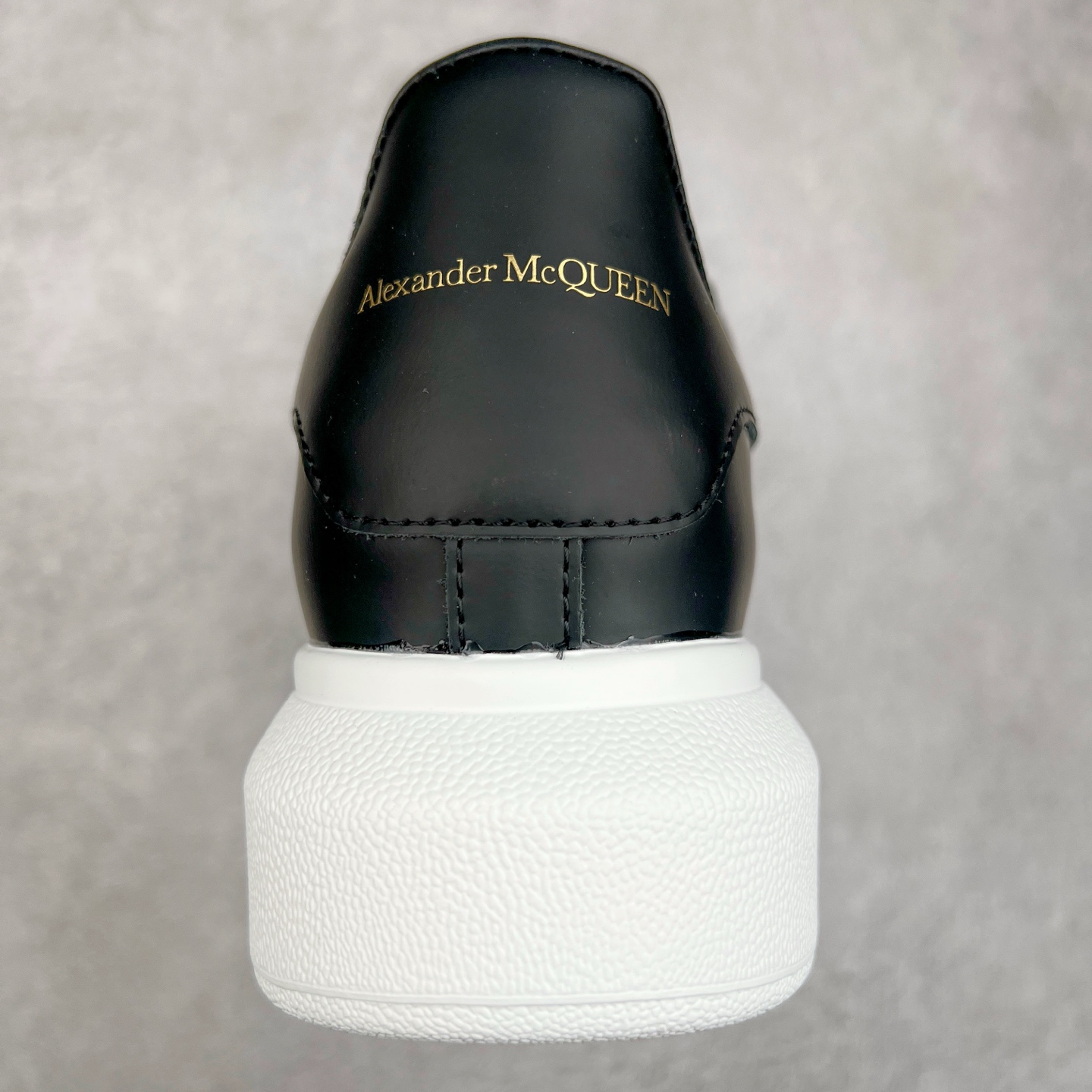 图片[8]-＃纯原 Alexander McQueen/亚历山大麦昆经典松糕鞋厚底增高小白鞋 增高效果7CM 最经典简约百搭的小白鞋没有之一 官方2023版最新细节 意大利进口原厂开边珠抗裂头层牛皮 表层面皮带凸起不规则小漆点 升级进口牛皮内里加PU鞋垫 区别市面旧版国产丝光绸鞋面加小羊皮内里 成本单价回弹度性耐磨性不在一个级别 E厂钢印烫金中底版细节 注意此代工厂出品没有带固特异钉子 最完美的增高百搭小白鞋 全套原版包装 配件齐全 官方一致 凹凸定制正品原盒包装 定制蓝色得物纸盒外包装加固 尺码：35 36 37 38 39 40 41 42 43 44 45-选品中心