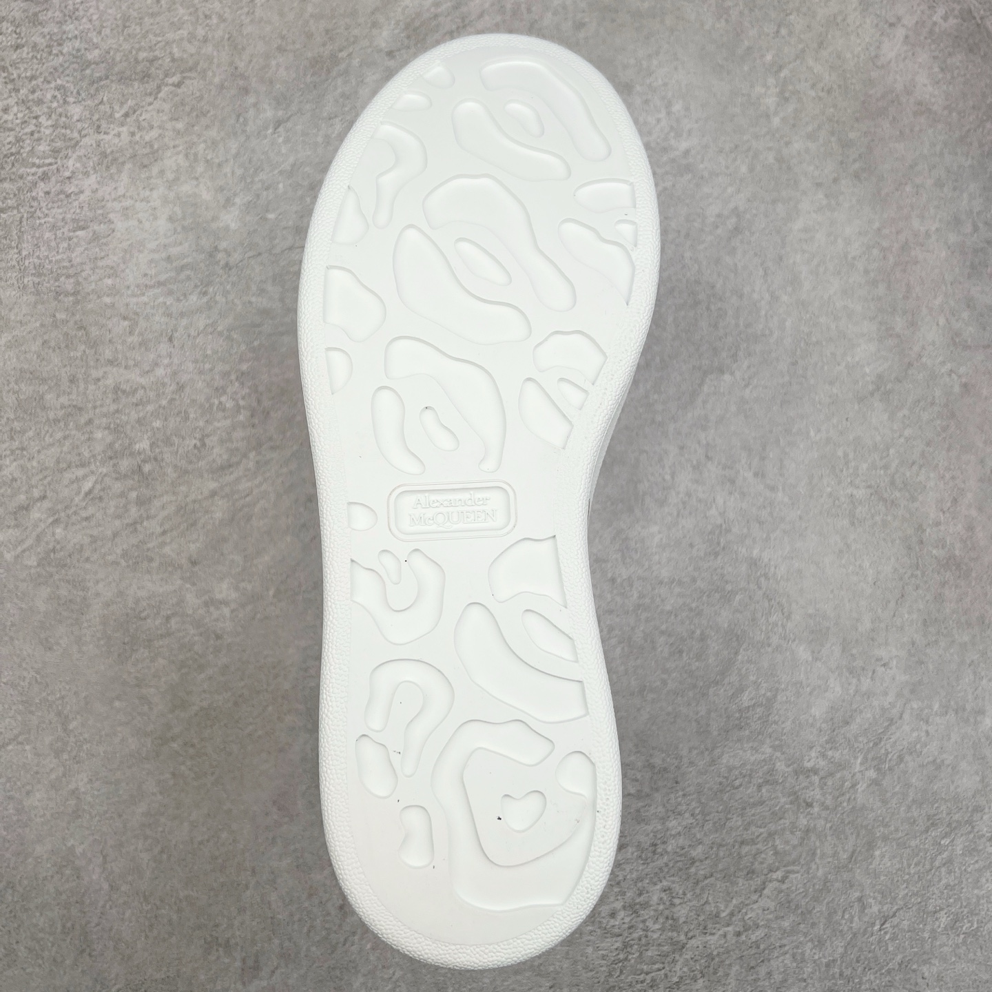 图片[9]-＃纯原 Alexander McQueen/亚历山大麦昆经典松糕鞋厚底增高小白鞋 增高效果7CM 最经典简约百搭的小白鞋没有之一 官方2023版最新细节 意大利进口原厂开边珠抗裂头层牛皮 表层面皮带凸起不规则小漆点 升级进口牛皮内里加PU鞋垫 区别市面旧版国产丝光绸鞋面加小羊皮内里 成本单价回弹度性耐磨性不在一个级别 E厂钢印烫金中底版细节 注意此代工厂出品没有带固特异钉子 最完美的增高百搭小白鞋 全套原版包装 配件齐全 官方一致 凹凸定制正品原盒包装 定制蓝色得物纸盒外包装加固 尺码：35 36 37 38 39 40 41 42 43 44 45-选品中心