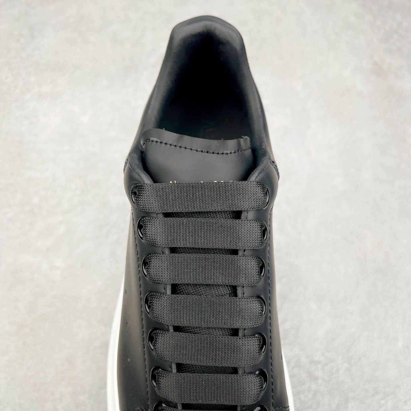 图片[5]-＃纯原 Alexander McQueen/亚历山大麦昆经典松糕鞋厚底增高小白鞋 增高效果7CM 最经典简约百搭的小白鞋没有之一 官方2023版最新细节 意大利进口原厂开边珠抗裂头层牛皮 表层面皮带凸起不规则小漆点 升级进口牛皮内里加PU鞋垫 区别市面旧版国产丝光绸鞋面加小羊皮内里 成本单价回弹度性耐磨性不在一个级别 E厂钢印烫金中底版细节 注意此代工厂出品没有带固特异钉子 最完美的增高百搭小白鞋 全套原版包装 配件齐全 官方一致 凹凸定制正品原盒包装 定制蓝色得物纸盒外包装加固 尺码：35 36 37 38 39 40 41 42 43 44 45-选品中心