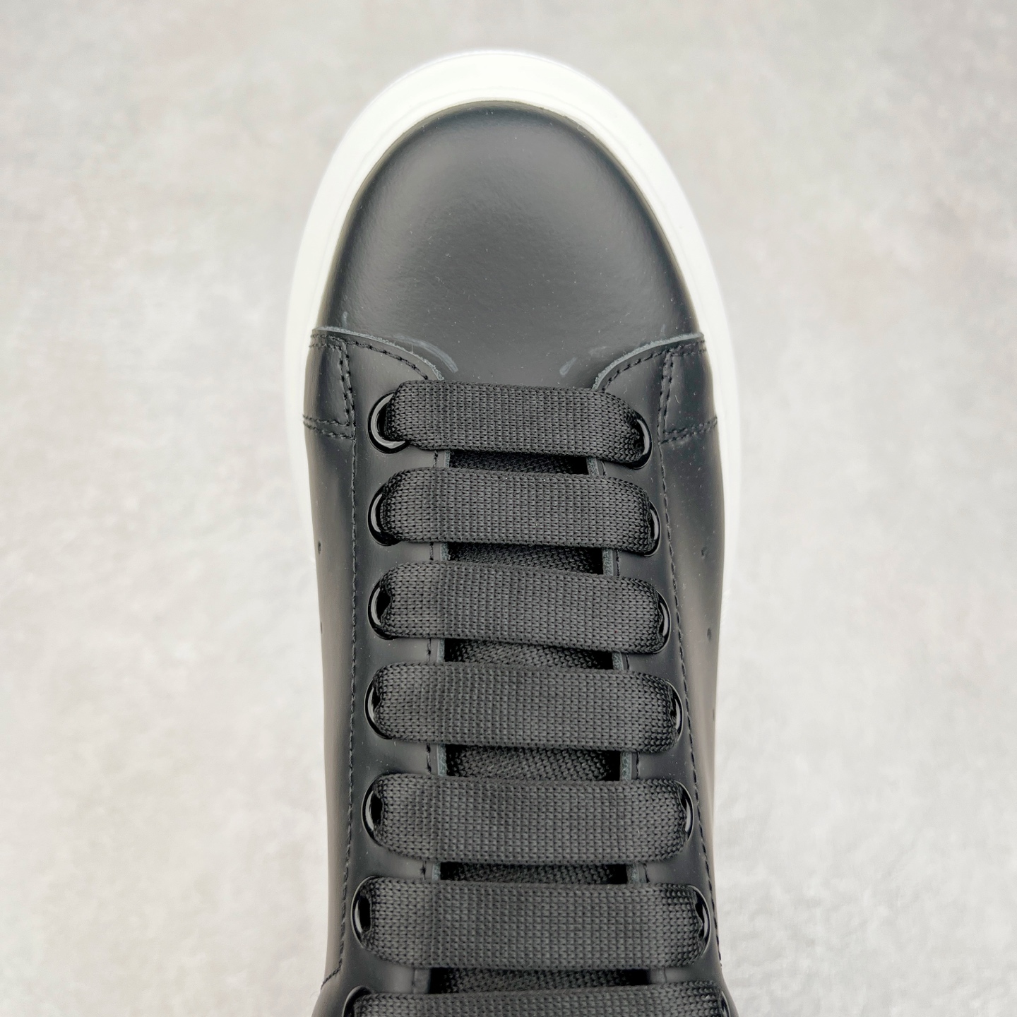 图片[4]-＃纯原 Alexander McQueen/亚历山大麦昆经典松糕鞋厚底增高小白鞋 增高效果7CM 最经典简约百搭的小白鞋没有之一 官方2023版最新细节 意大利进口原厂开边珠抗裂头层牛皮 表层面皮带凸起不规则小漆点 升级进口牛皮内里加PU鞋垫 区别市面旧版国产丝光绸鞋面加小羊皮内里 成本单价回弹度性耐磨性不在一个级别 E厂钢印烫金中底版细节 注意此代工厂出品没有带固特异钉子 最完美的增高百搭小白鞋 全套原版包装 配件齐全 官方一致 凹凸定制正品原盒包装 定制蓝色得物纸盒外包装加固 尺码：35 36 37 38 39 40 41 42 43 44 45-选品中心