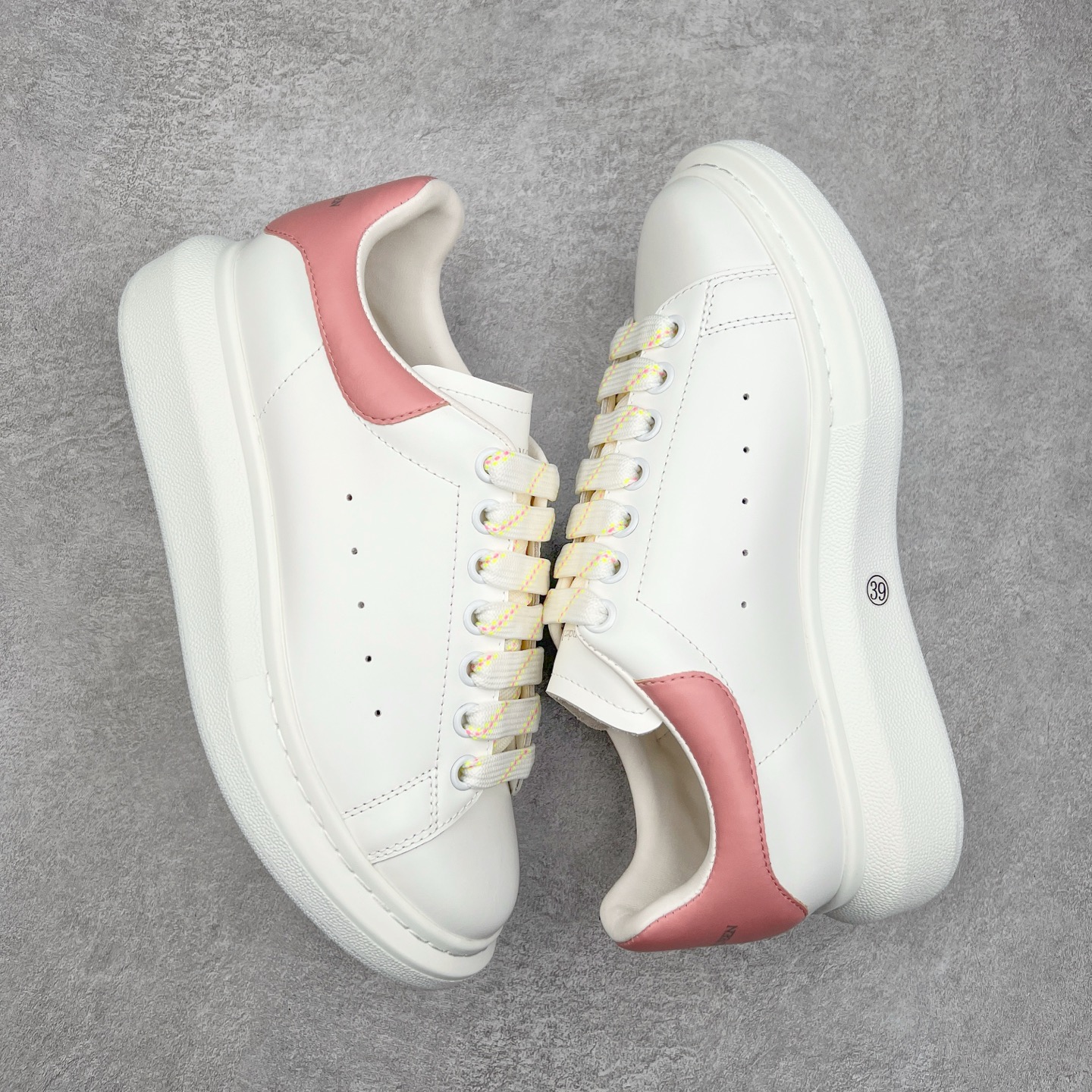 图片[3]-＃纯原 Alexander McQueen/亚历山大麦昆经典松糕鞋厚底增高小白鞋 增高效果7CM 最经典简约百搭的小白鞋没有之一 官方2023版最新细节 意大利进口原厂开边珠抗裂头层牛皮 表层面皮带凸起不规则小漆点 升级进口牛皮内里加PU鞋垫 区别市面旧版国产丝光绸鞋面加小羊皮内里 成本单价回弹度性耐磨性不在一个级别 E厂钢印烫金中底版细节 注意此代工厂出品没有带固特异钉子 最完美的增高百搭小白鞋 全套原版包装 配件齐全 官方一致 凹凸定制正品原盒包装 定制蓝色得物纸盒外包装加固 尺码：35 36 37 38 39 40 41 42 43 44 45-选品中心