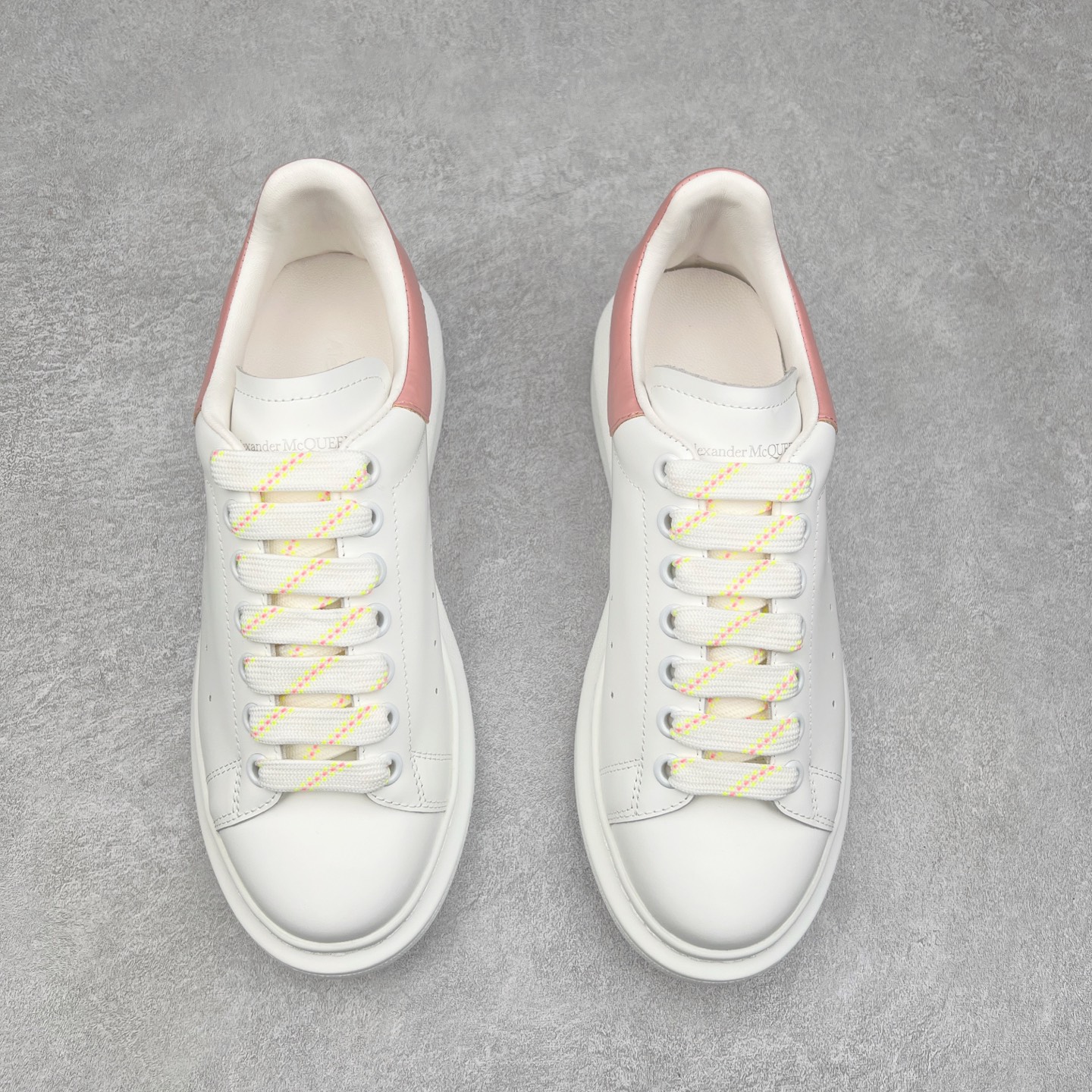 图片[2]-＃纯原 Alexander McQueen/亚历山大麦昆经典松糕鞋厚底增高小白鞋 增高效果7CM 最经典简约百搭的小白鞋没有之一 官方2023版最新细节 意大利进口原厂开边珠抗裂头层牛皮 表层面皮带凸起不规则小漆点 升级进口牛皮内里加PU鞋垫 区别市面旧版国产丝光绸鞋面加小羊皮内里 成本单价回弹度性耐磨性不在一个级别 E厂钢印烫金中底版细节 注意此代工厂出品没有带固特异钉子 最完美的增高百搭小白鞋 全套原版包装 配件齐全 官方一致 凹凸定制正品原盒包装 定制蓝色得物纸盒外包装加固 尺码：35 36 37 38 39 40 41 42 43 44 45-选品中心