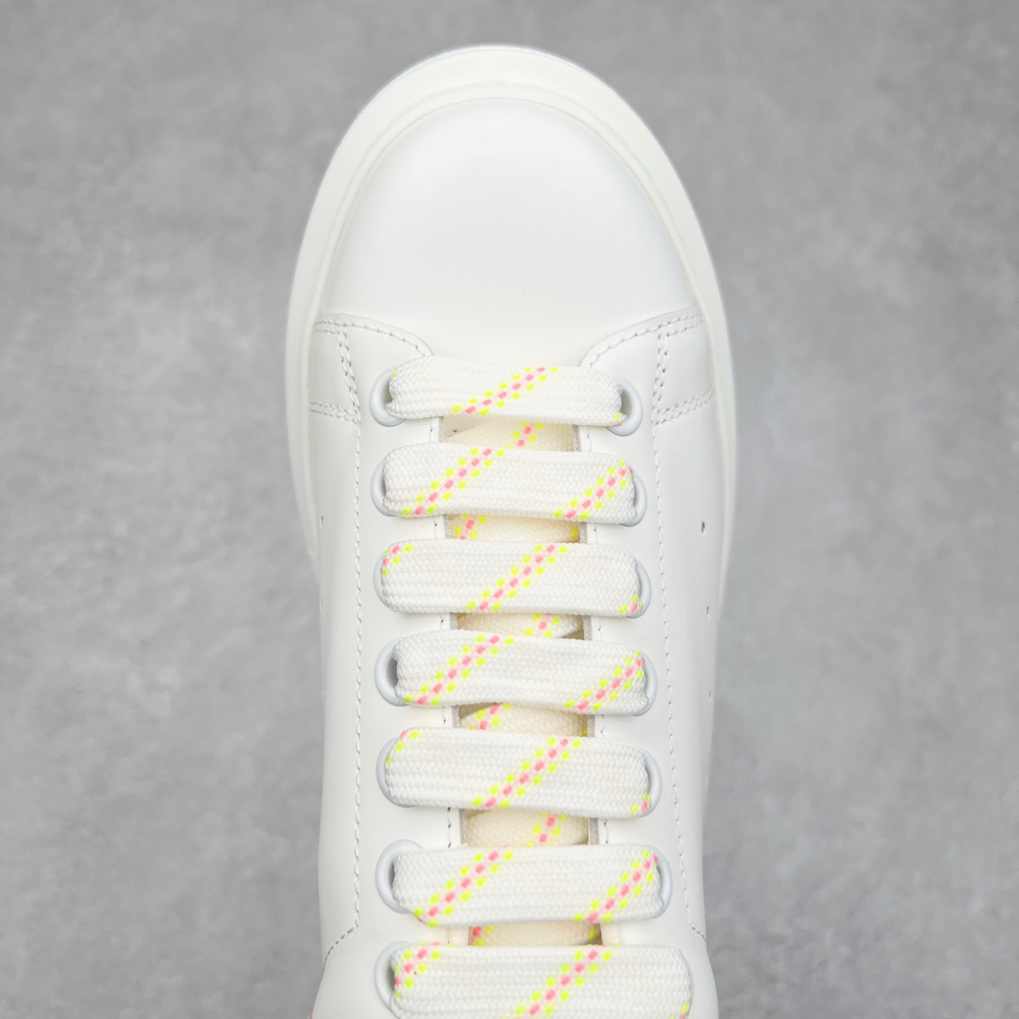 图片[4]-＃纯原 Alexander McQueen/亚历山大麦昆经典松糕鞋厚底增高小白鞋 增高效果7CM 最经典简约百搭的小白鞋没有之一 官方2023版最新细节 意大利进口原厂开边珠抗裂头层牛皮 表层面皮带凸起不规则小漆点 升级进口牛皮内里加PU鞋垫 区别市面旧版国产丝光绸鞋面加小羊皮内里 成本单价回弹度性耐磨性不在一个级别 E厂钢印烫金中底版细节 注意此代工厂出品没有带固特异钉子 最完美的增高百搭小白鞋 全套原版包装 配件齐全 官方一致 凹凸定制正品原盒包装 定制蓝色得物纸盒外包装加固 尺码：35 36 37 38 39 40 41 42 43 44 45-选品中心