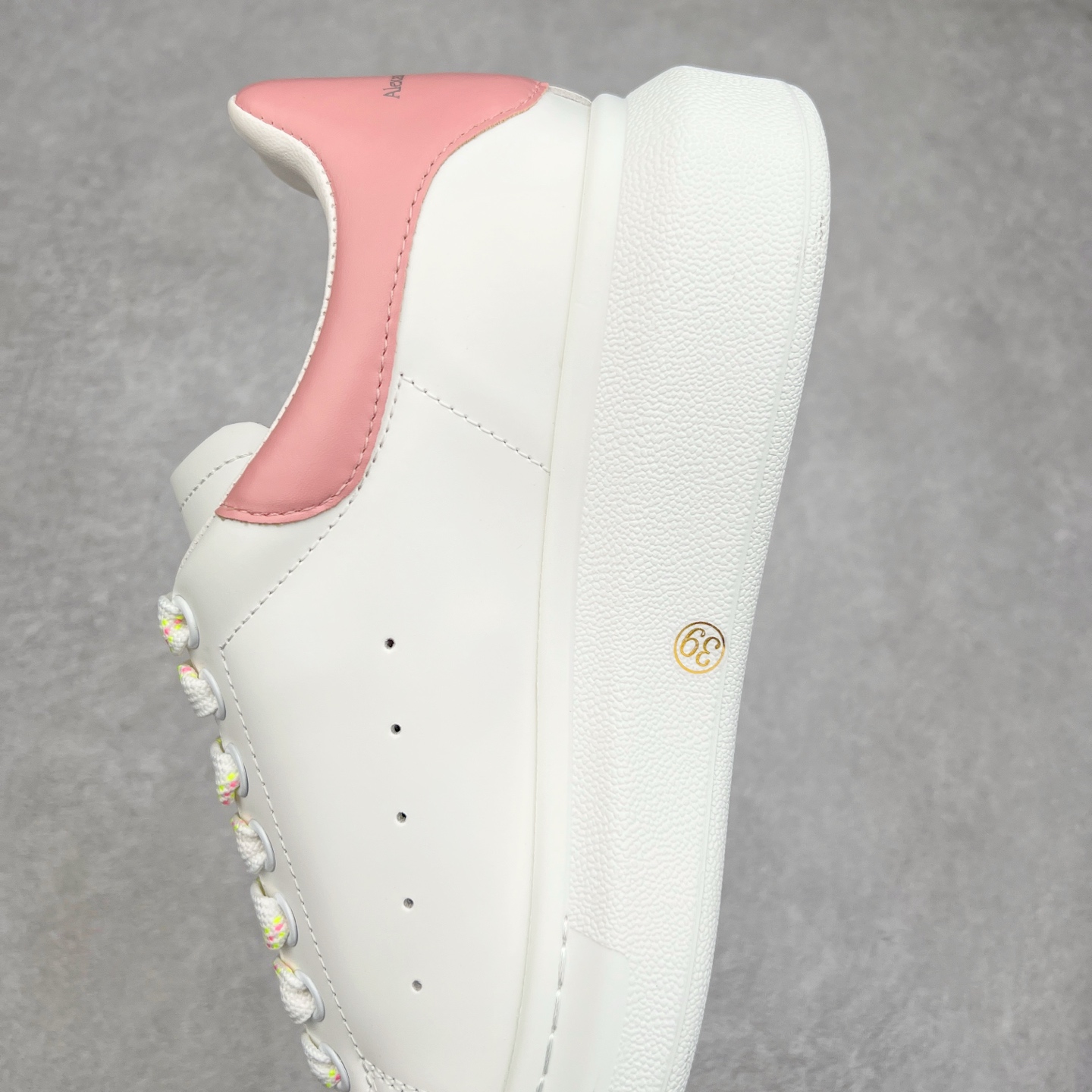 图片[7]-＃纯原 Alexander McQueen/亚历山大麦昆经典松糕鞋厚底增高小白鞋 增高效果7CM 最经典简约百搭的小白鞋没有之一 官方2023版最新细节 意大利进口原厂开边珠抗裂头层牛皮 表层面皮带凸起不规则小漆点 升级进口牛皮内里加PU鞋垫 区别市面旧版国产丝光绸鞋面加小羊皮内里 成本单价回弹度性耐磨性不在一个级别 E厂钢印烫金中底版细节 注意此代工厂出品没有带固特异钉子 最完美的增高百搭小白鞋 全套原版包装 配件齐全 官方一致 凹凸定制正品原盒包装 定制蓝色得物纸盒外包装加固 尺码：35 36 37 38 39 40 41 42 43 44 45-选品中心