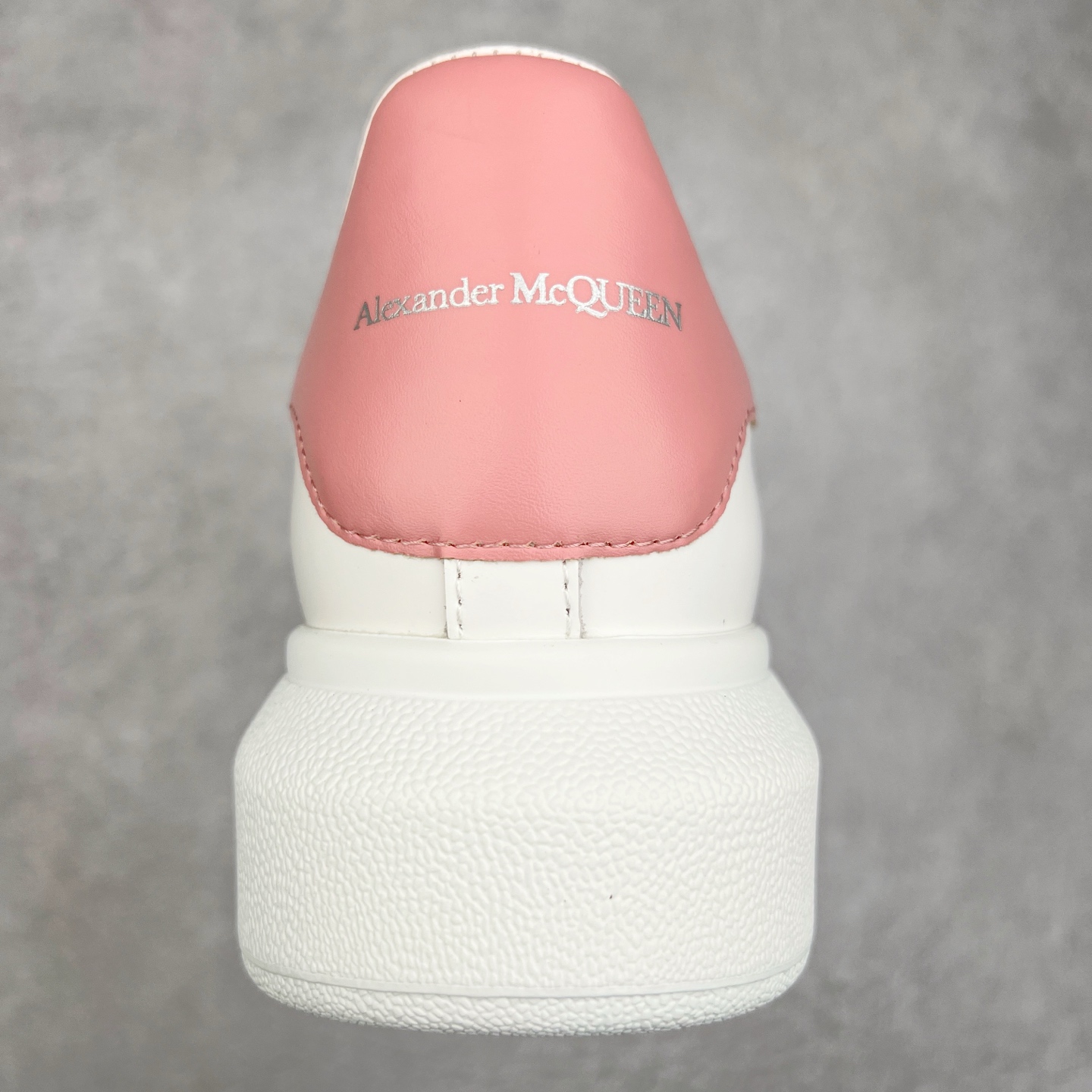 图片[8]-＃纯原 Alexander McQueen/亚历山大麦昆经典松糕鞋厚底增高小白鞋 增高效果7CM 最经典简约百搭的小白鞋没有之一 官方2023版最新细节 意大利进口原厂开边珠抗裂头层牛皮 表层面皮带凸起不规则小漆点 升级进口牛皮内里加PU鞋垫 区别市面旧版国产丝光绸鞋面加小羊皮内里 成本单价回弹度性耐磨性不在一个级别 E厂钢印烫金中底版细节 注意此代工厂出品没有带固特异钉子 最完美的增高百搭小白鞋 全套原版包装 配件齐全 官方一致 凹凸定制正品原盒包装 定制蓝色得物纸盒外包装加固 尺码：35 36 37 38 39 40 41 42 43 44 45-选品中心